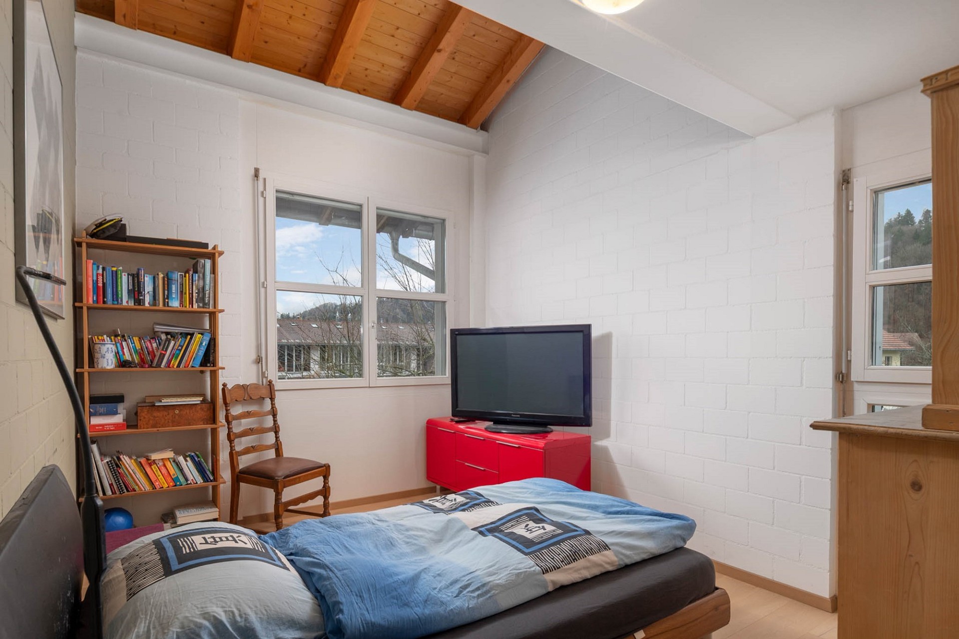 Helles Schlafzimmer mit Dachschräge