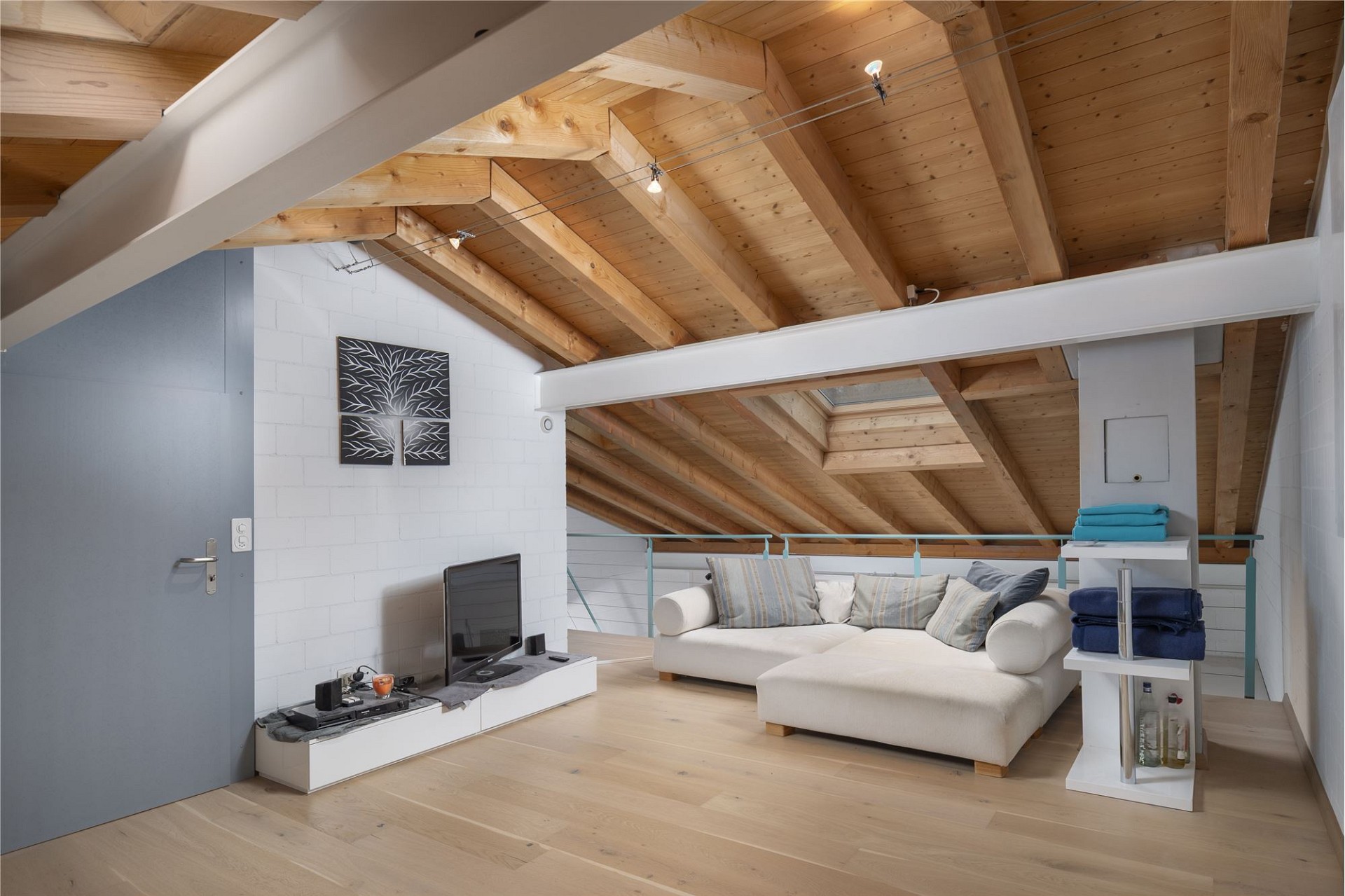 Gemütlicher Dachgeschoss-Wohnraum mit sichtbaren Holzbalken
