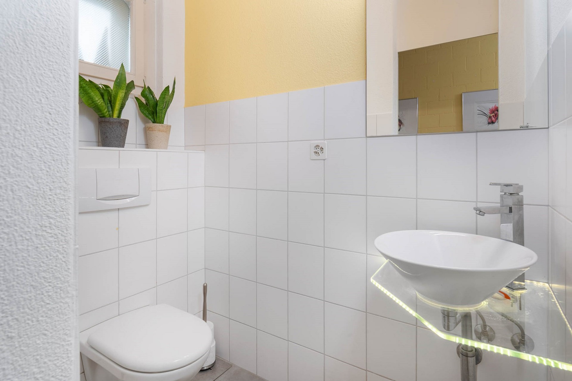 Gäste-WC mit Waschbecken und Spülbereich