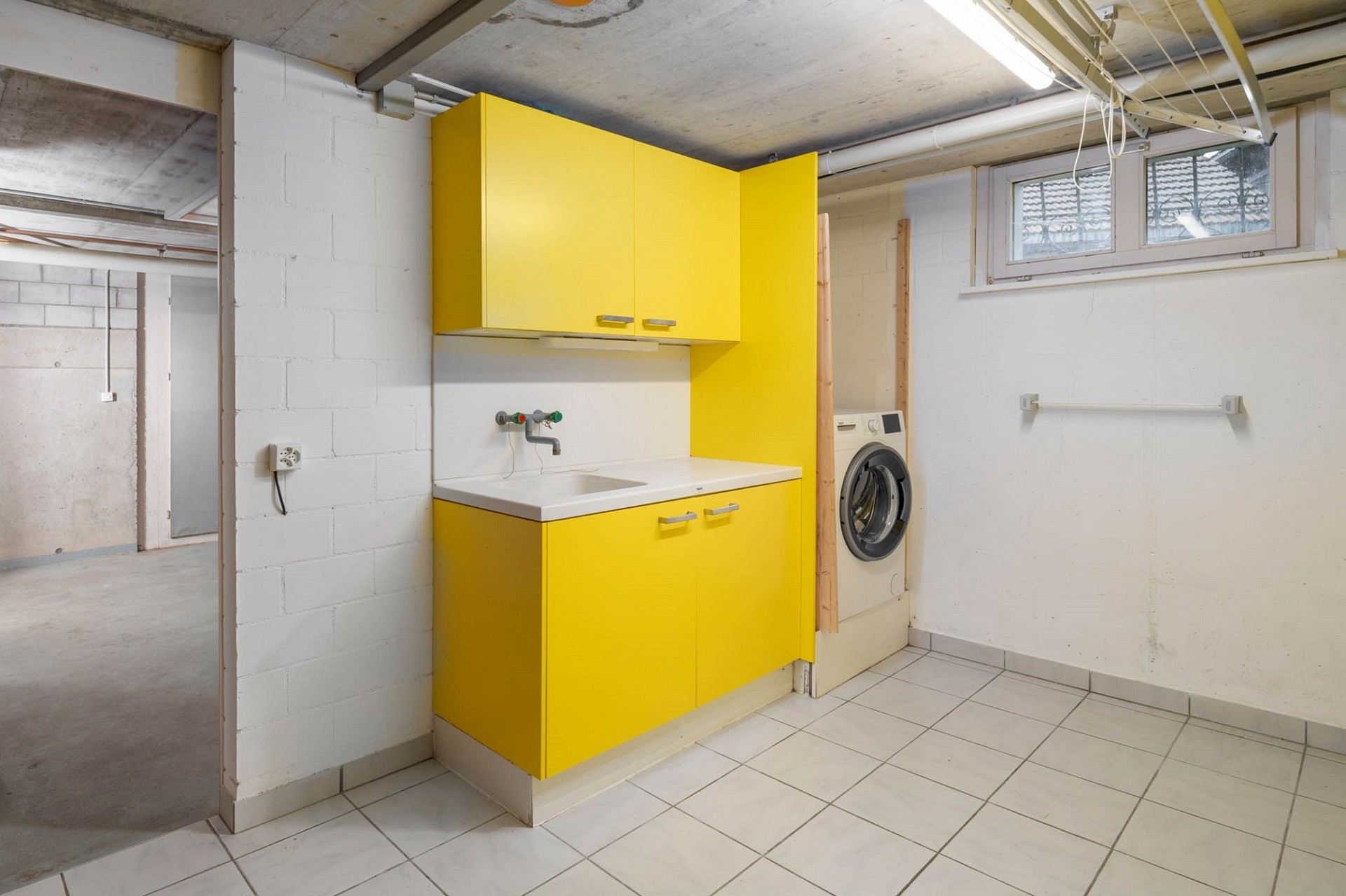 Hauswirtschaftsraum im Keller mit gelber Einbauzeile