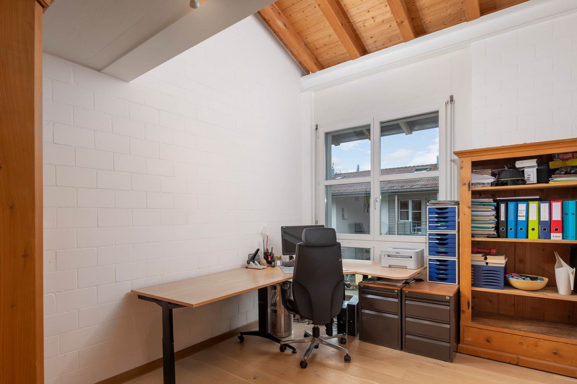 Arbeitszimmer mit Dachschräge
