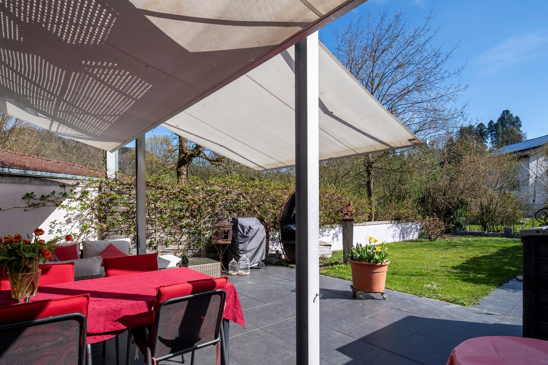Überdachte Terrasse mit Gartenmöbeln