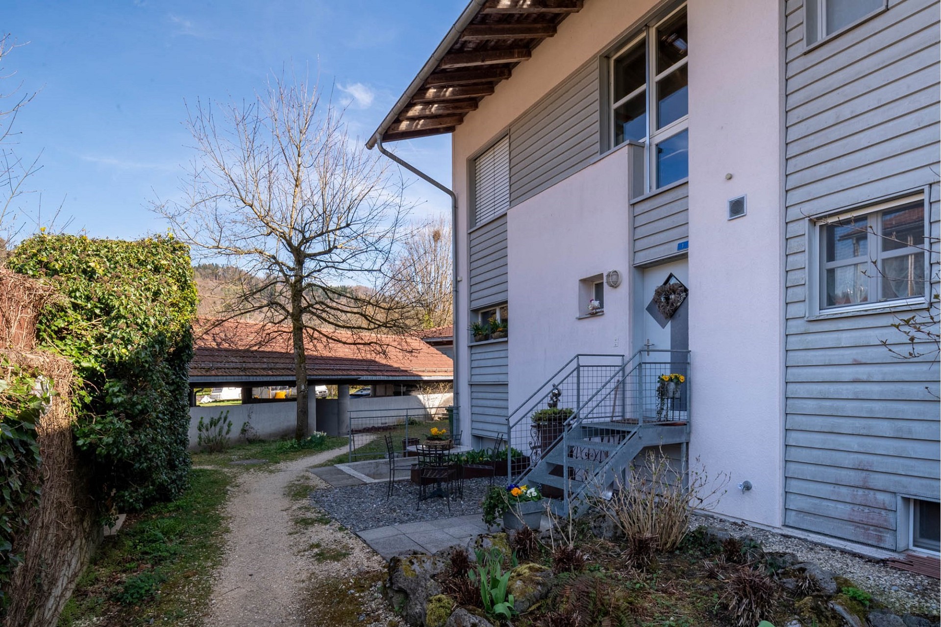 Außenansicht eines Wohnhauses mit Garten