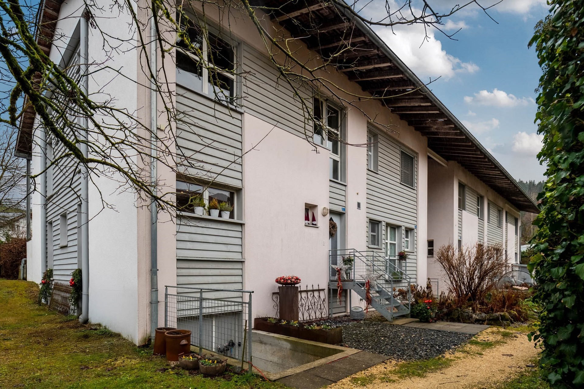 Mehrfamilienhaus mit Giebeldach und Außenansicht