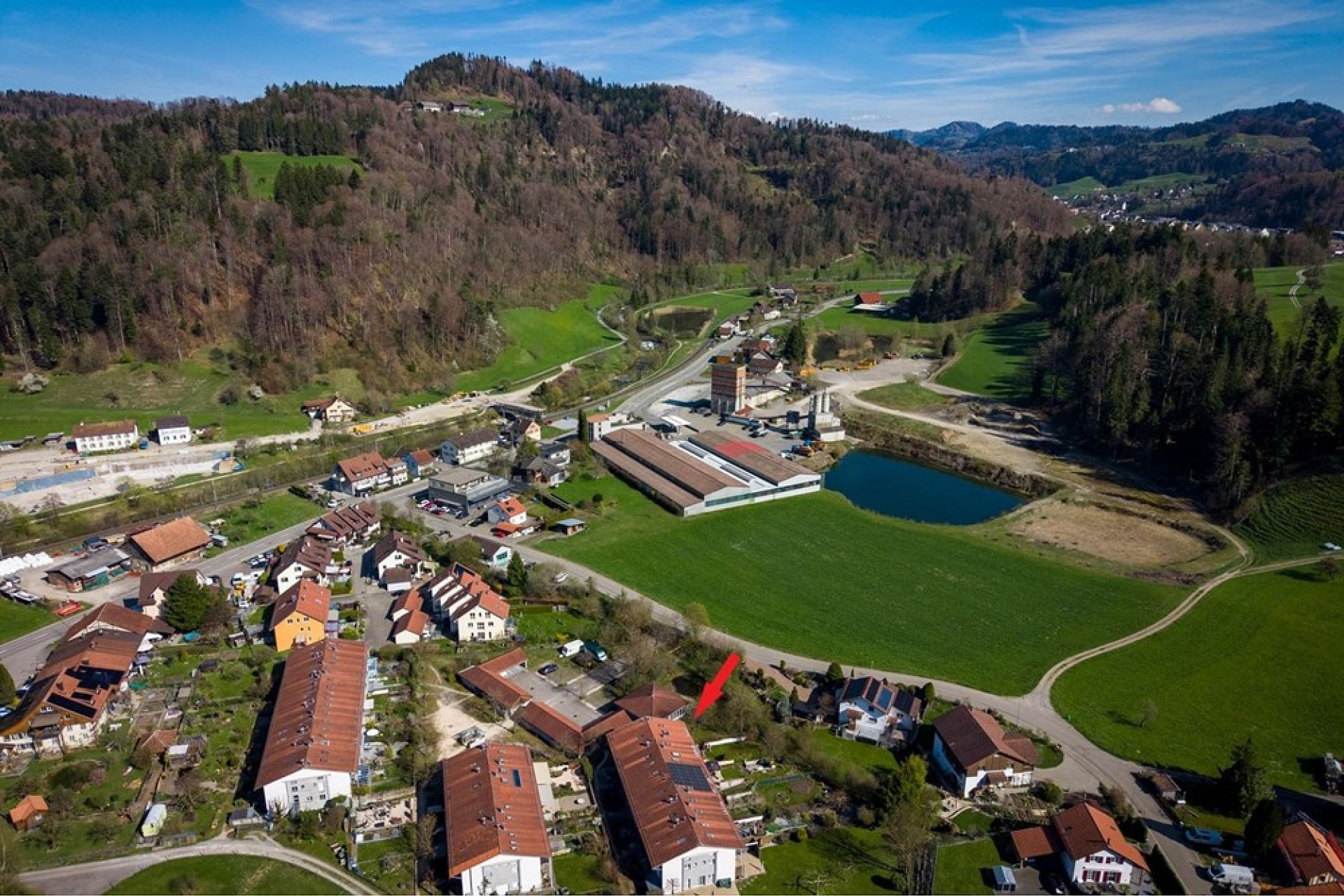 Luftaufnahme eines ländlichen Dorfes in einer Tallandschaft