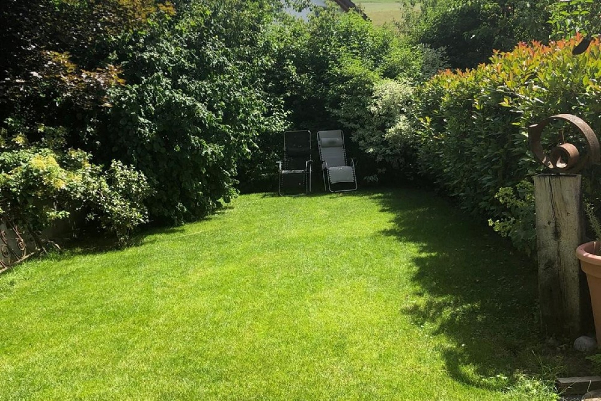 Großer, gepflegter Garten mit Liegestühlen