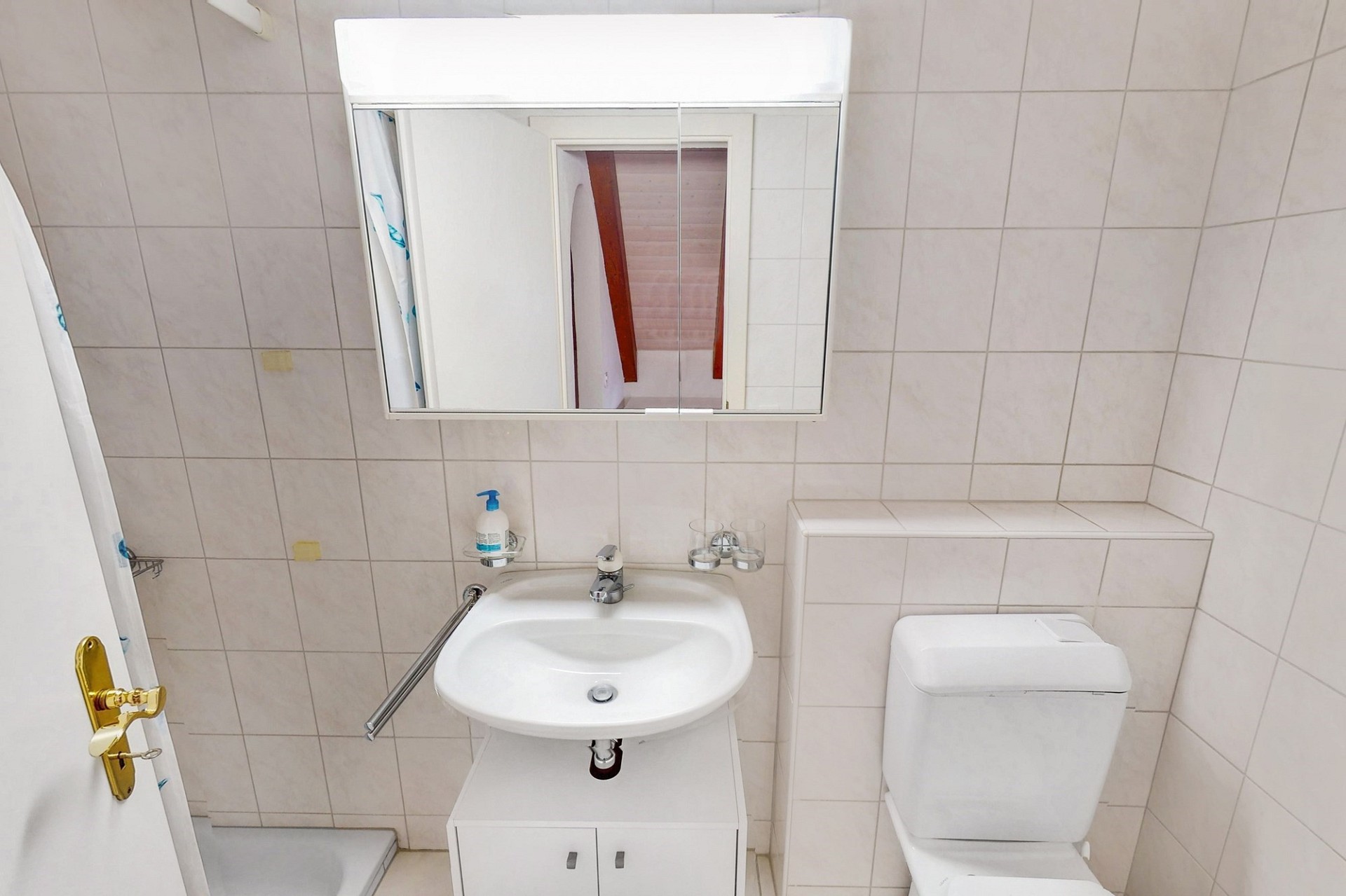 Kleines helles Badezimmer mit WC und Waschbecken