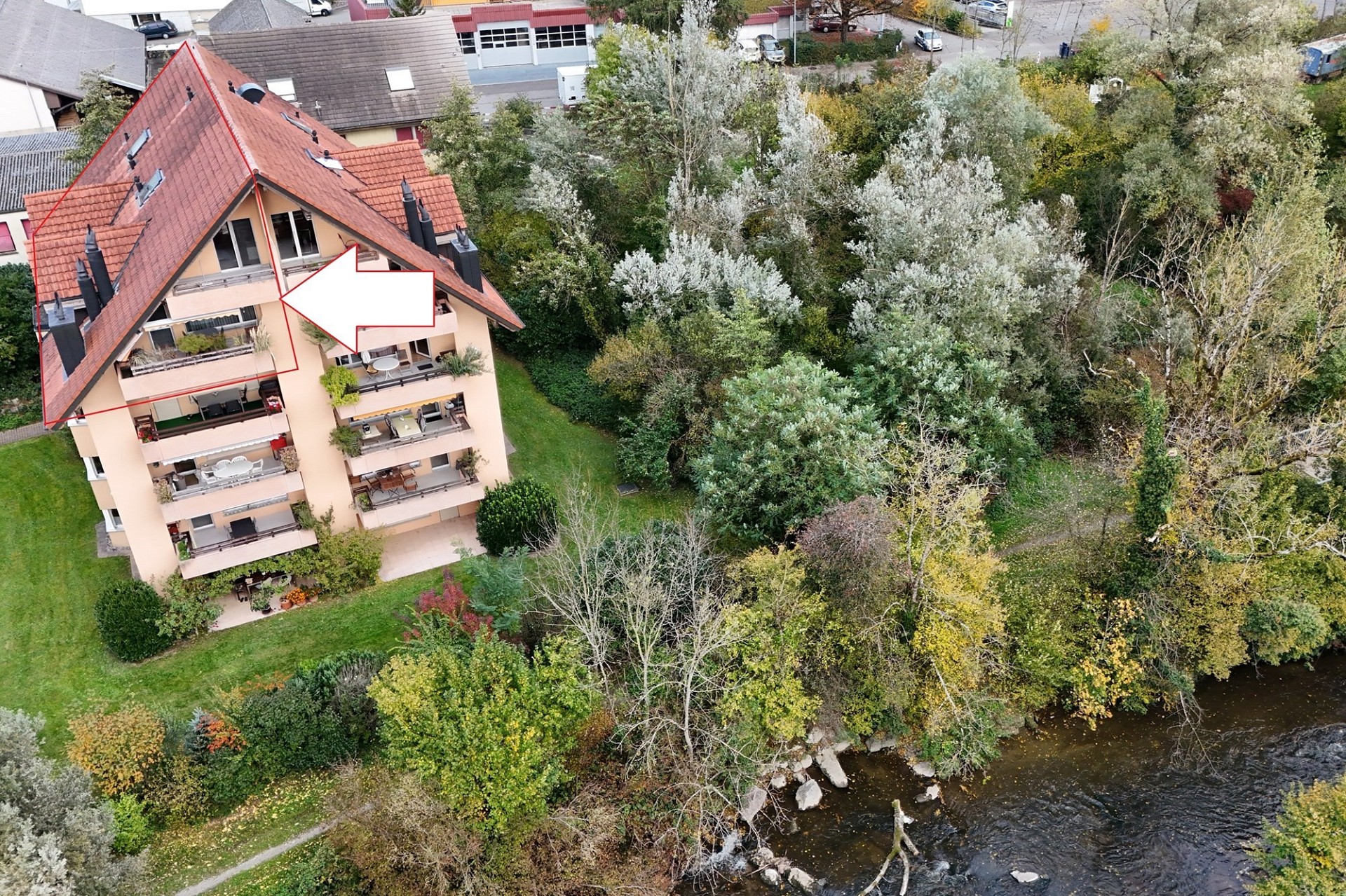 Luftaufnahme eines Wohnhauses am Fluss