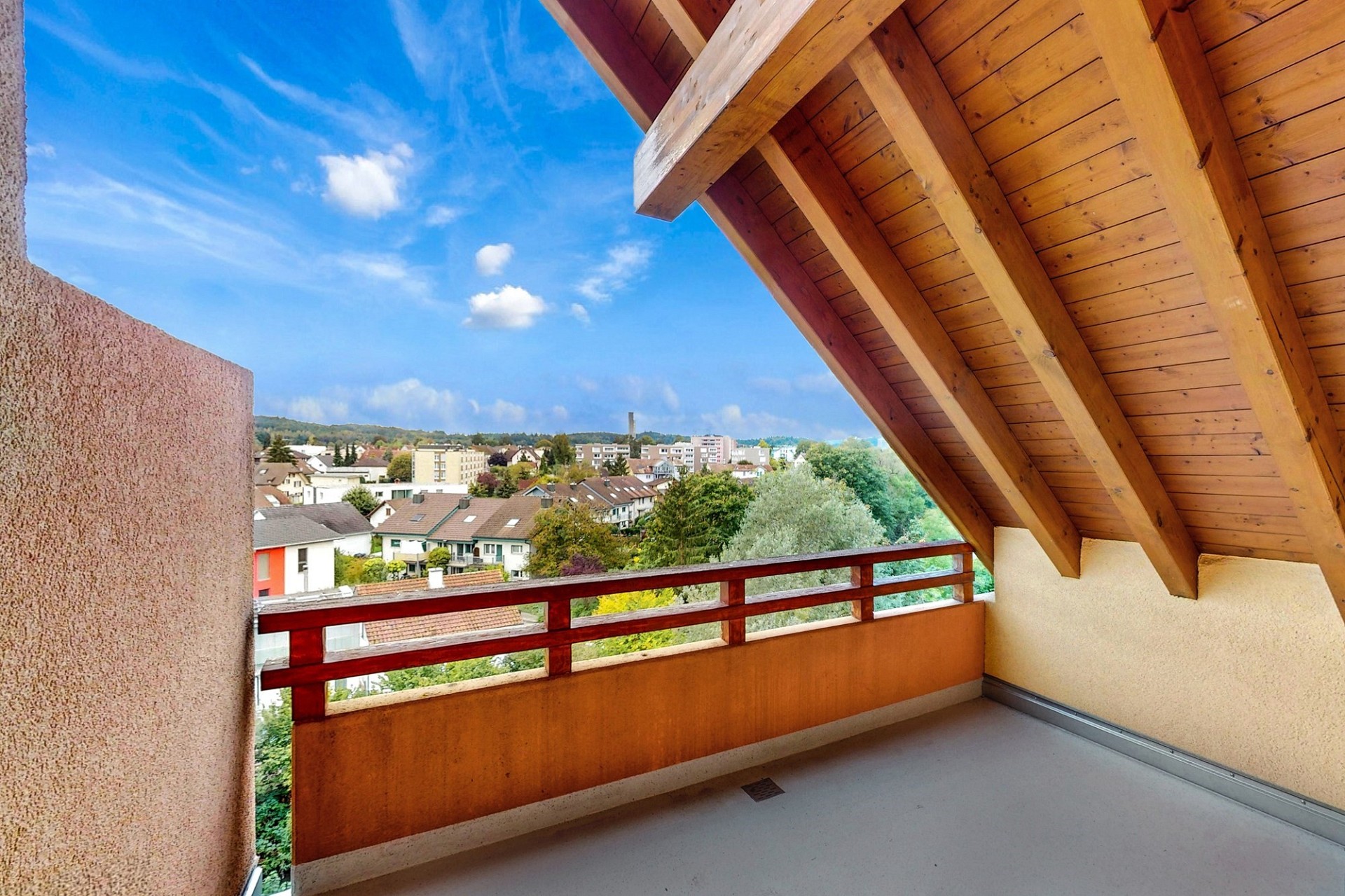 Balkon mit Holzüberdachung und Stadtblick