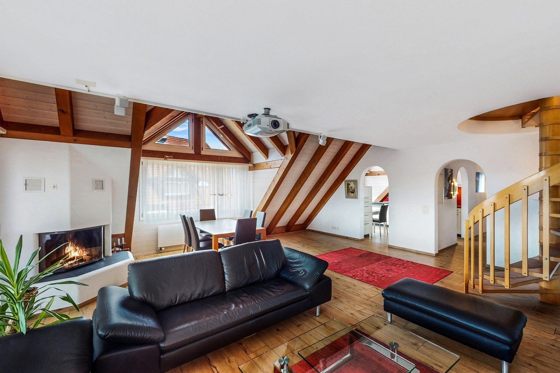 Wohnzimmer mit Galerie und Kamin