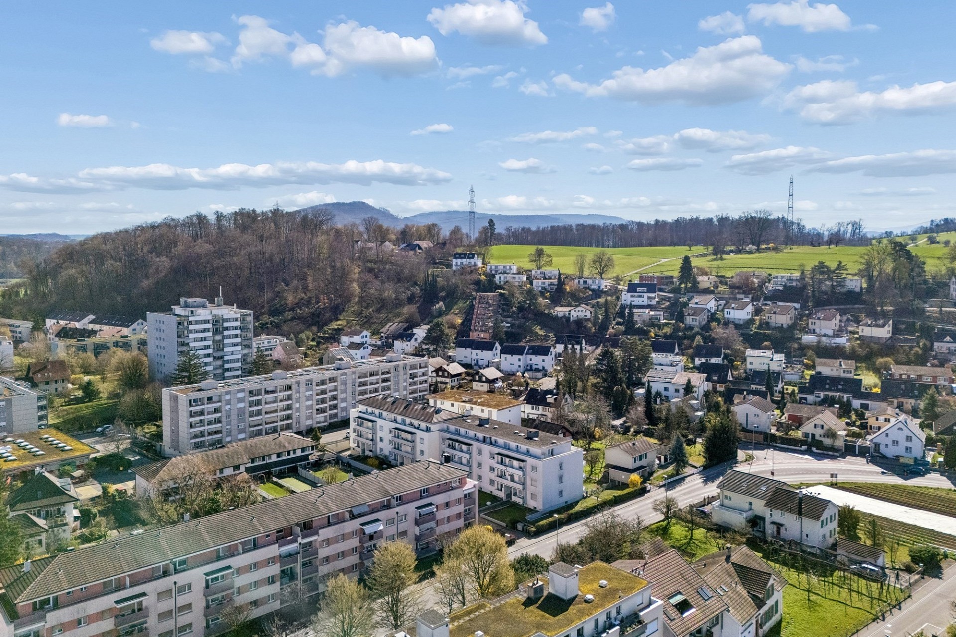 Stadt- und Landschaftspanorama aus der Luft