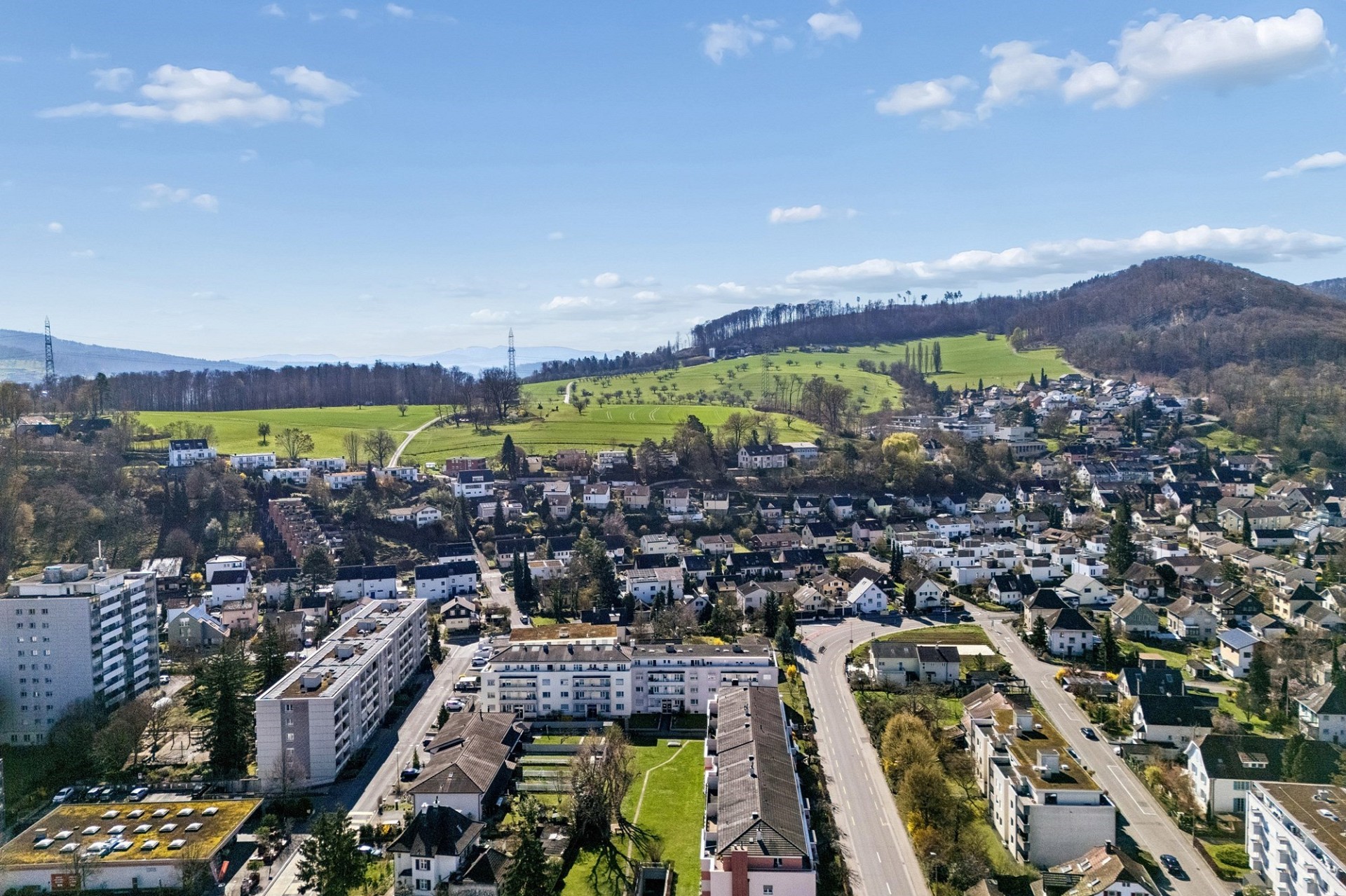 Städtische Luftaufnahme mit Hügeln und Grünflächen