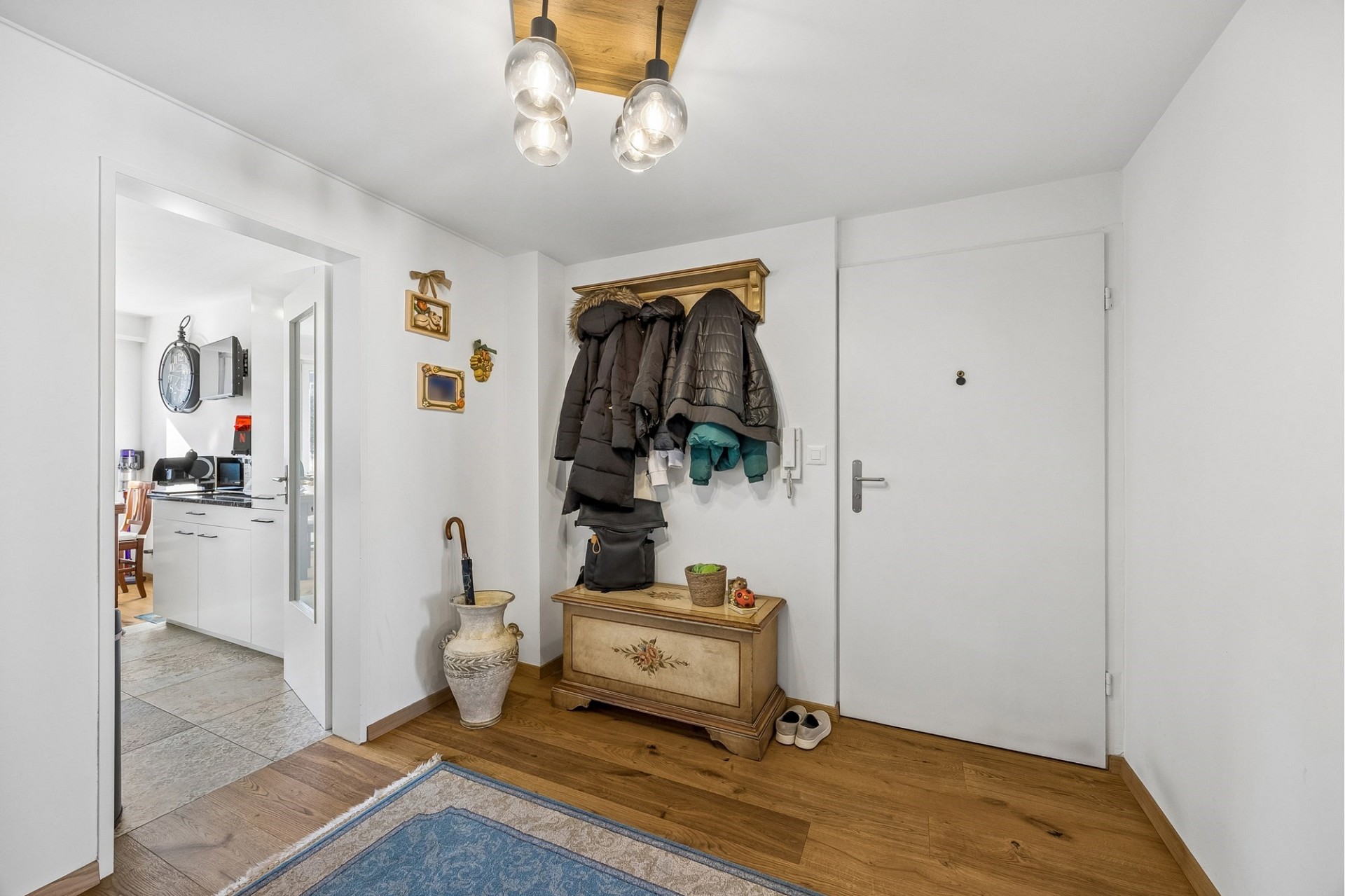 Heller Eingangsbereich mit Garderobe