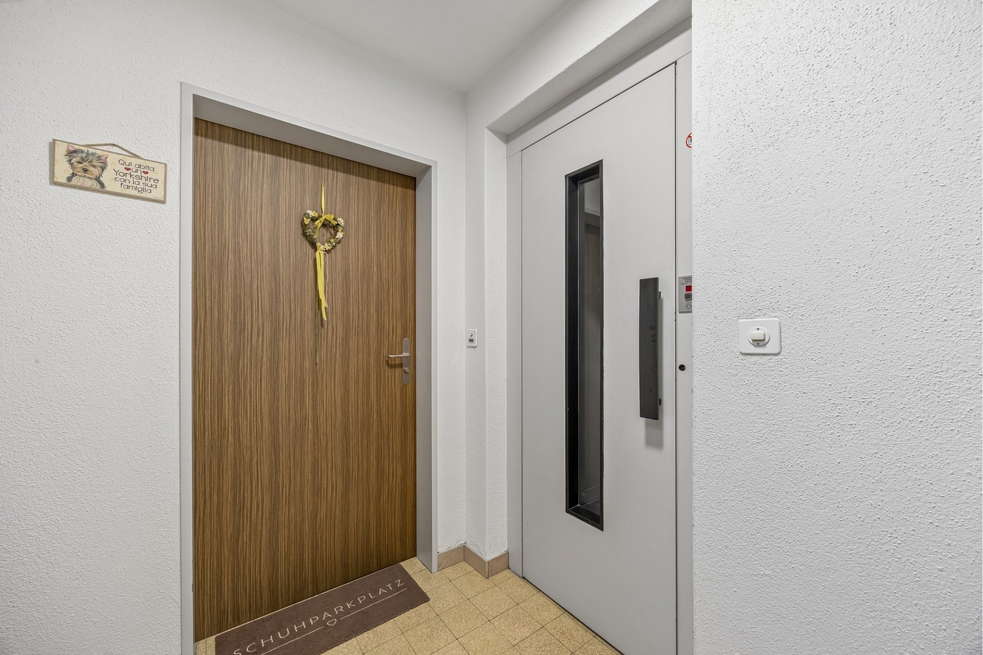 Hausflur mit zwei Türen und Aufzug