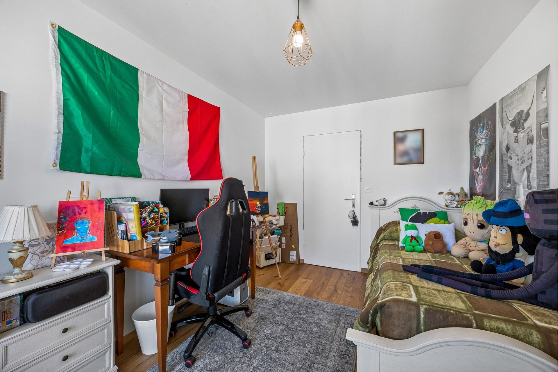 Jugendzimmer mit Arbeitsbereich