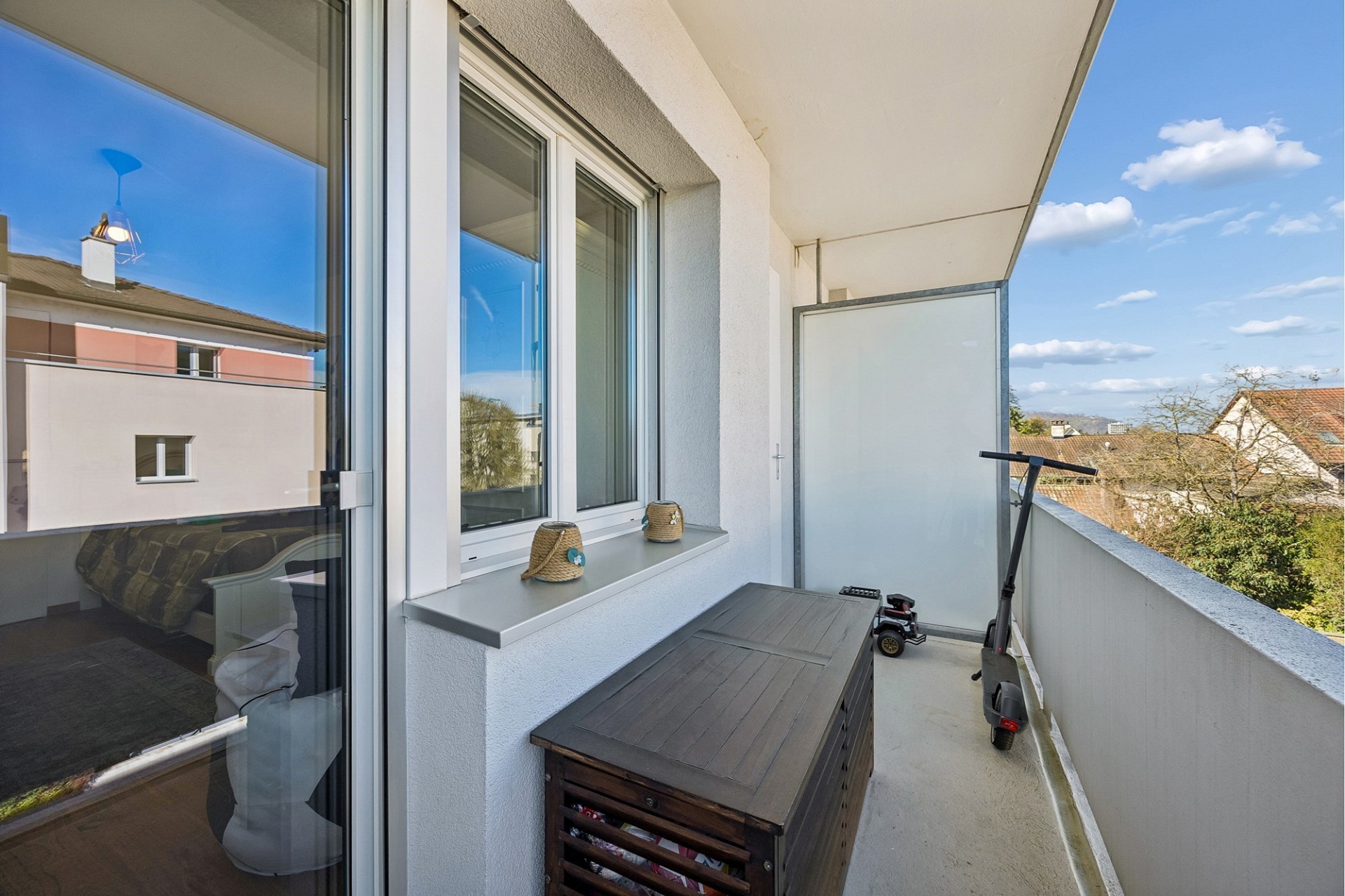 Balkon mit Blick ins Wohnumfeld