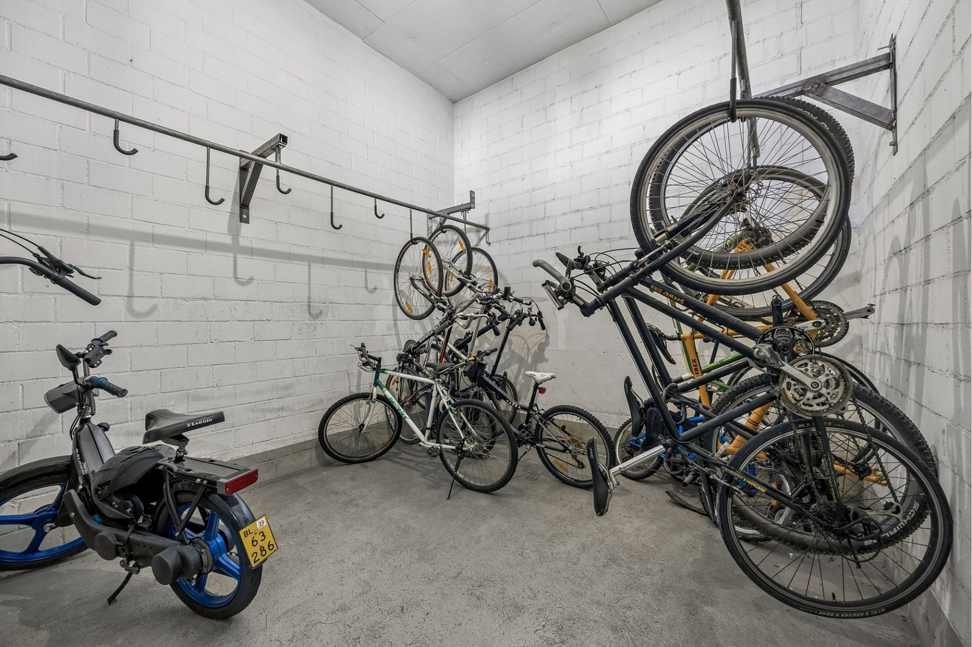 Fahrradraum mit E-Bike und Fahrradständern
