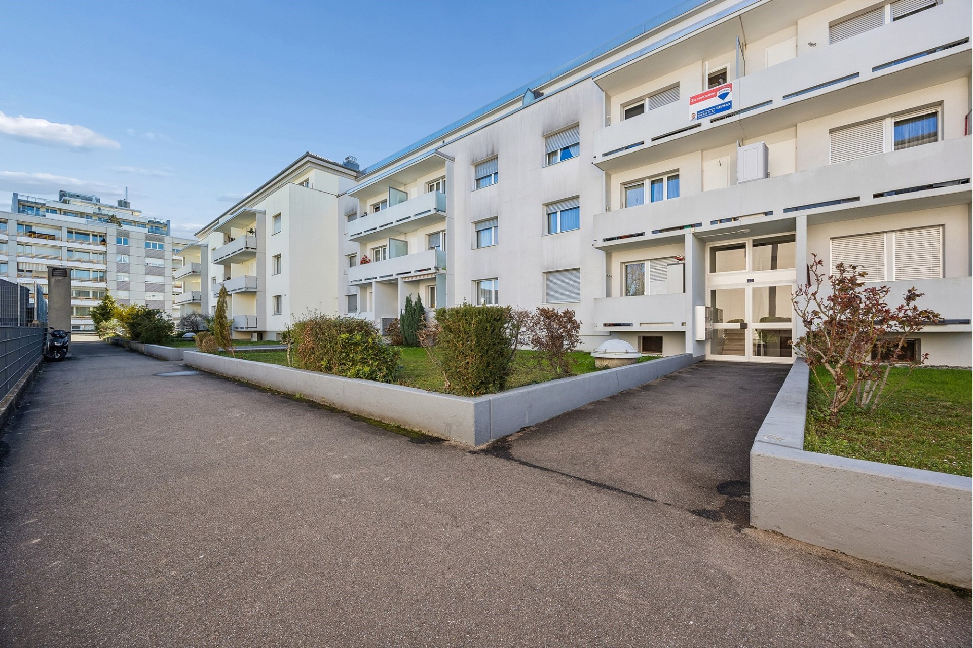 Außenansicht eines modernen Mehrfamilienhauses