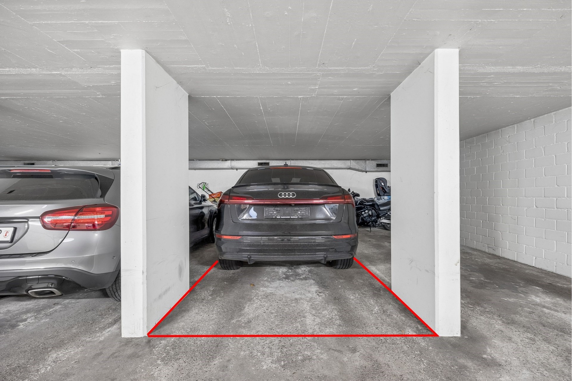 Tiefgarage mit Stellplatzmarkierung