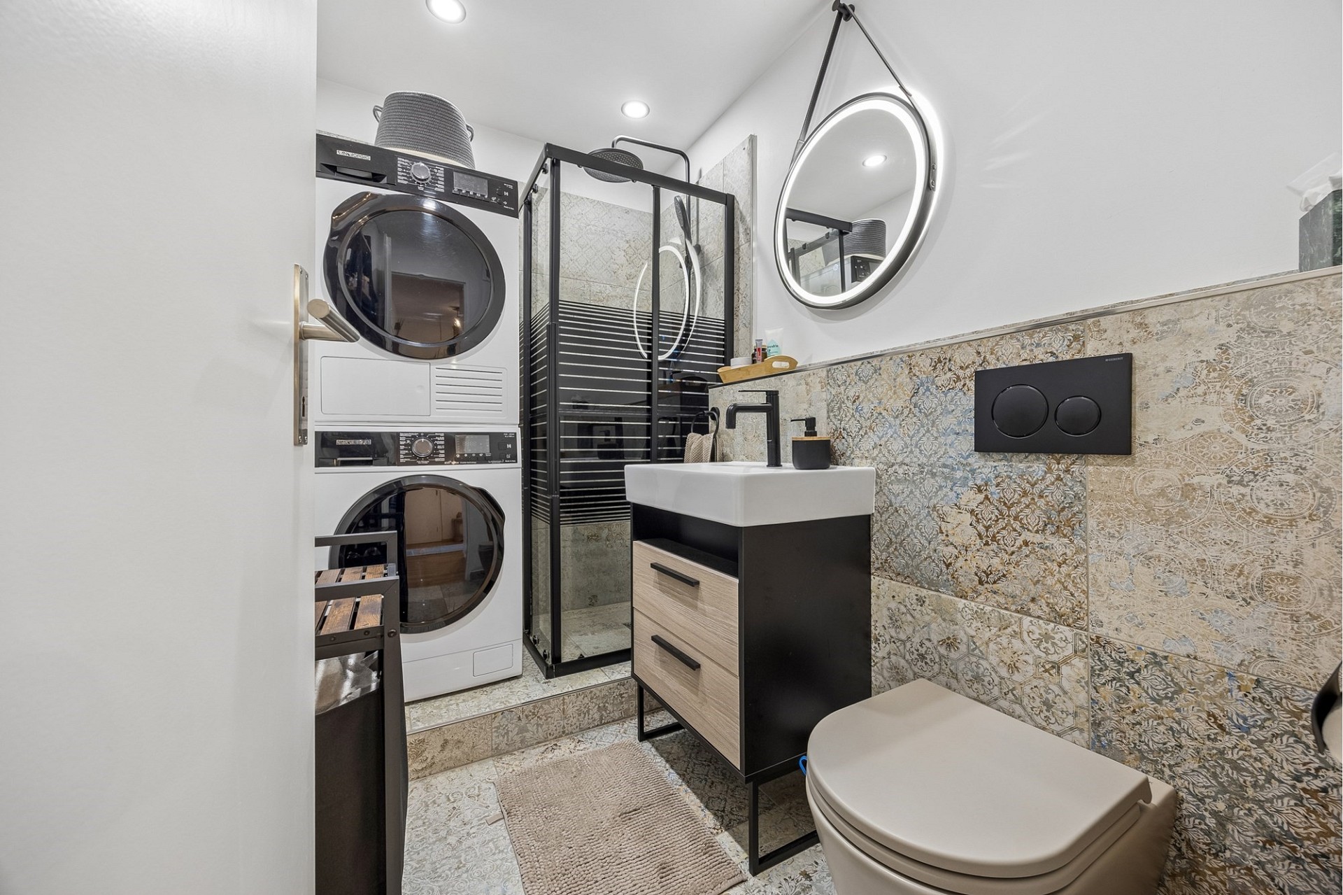 Kompaktes, modern eingerichtetes Badezimmer mit Waschturm und Dusche