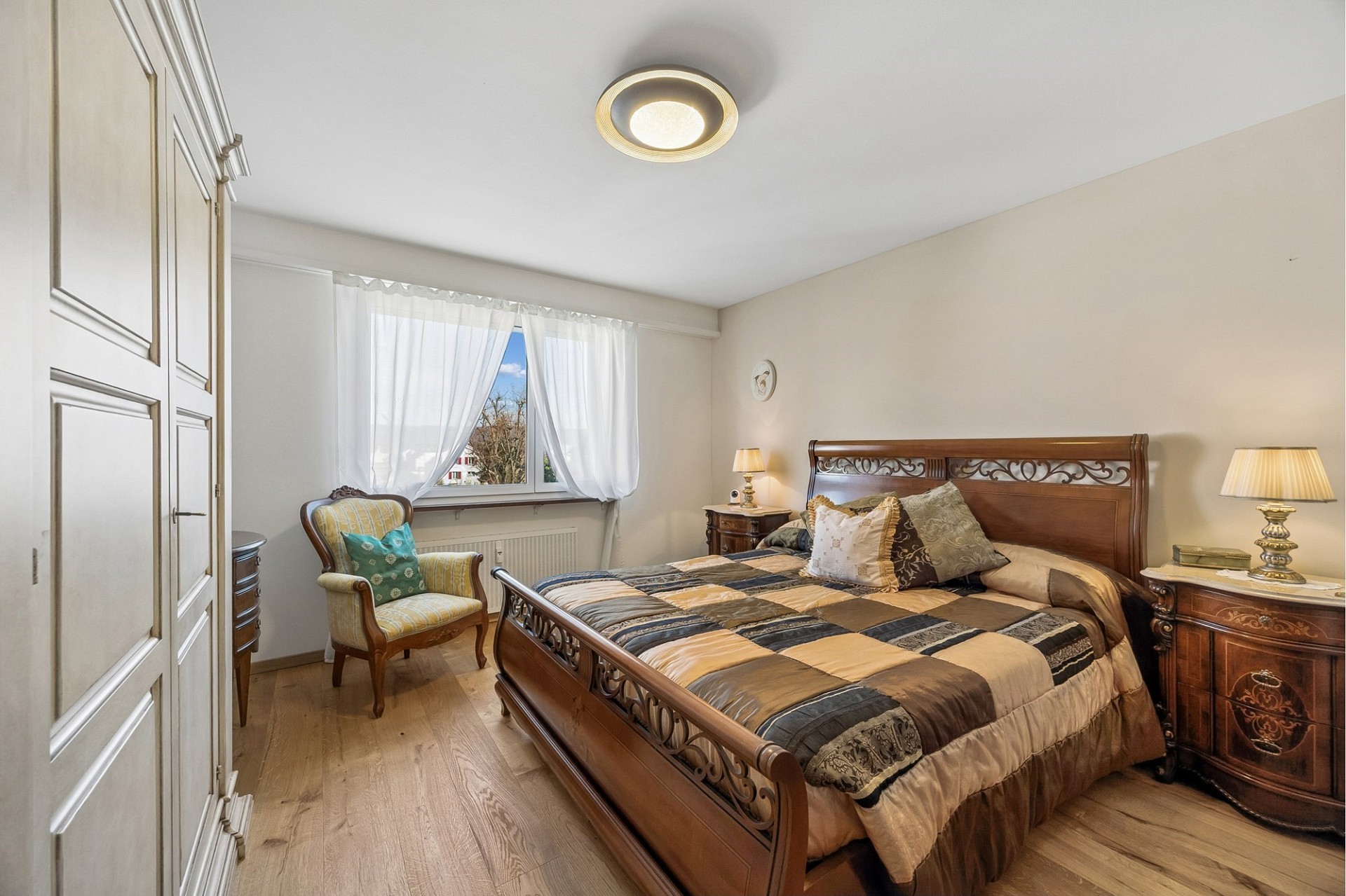 Klassisches Schlafzimmer mit warmem Holz und Tageslicht