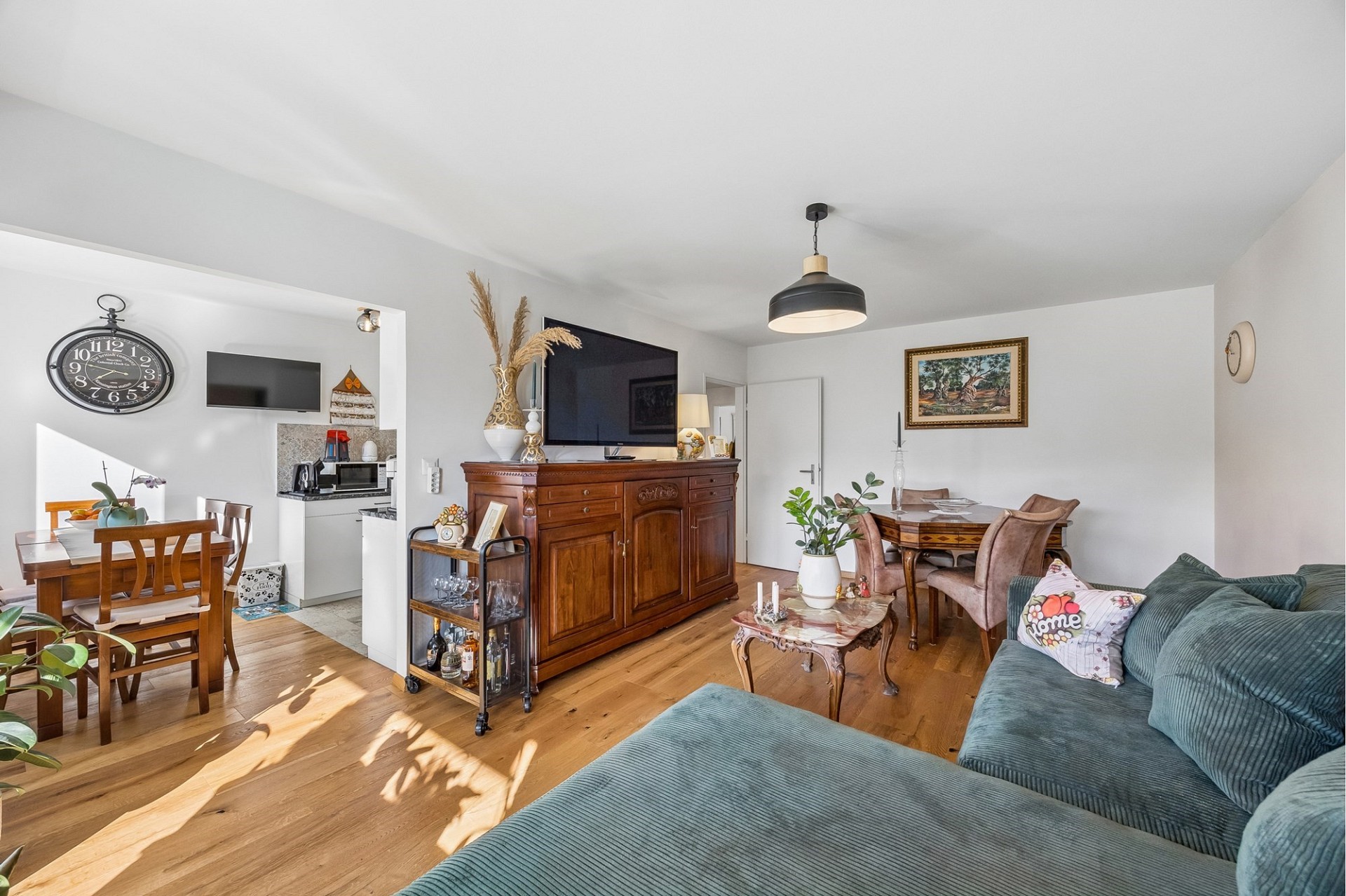 Wohnzimmer mit offenem Essbereich