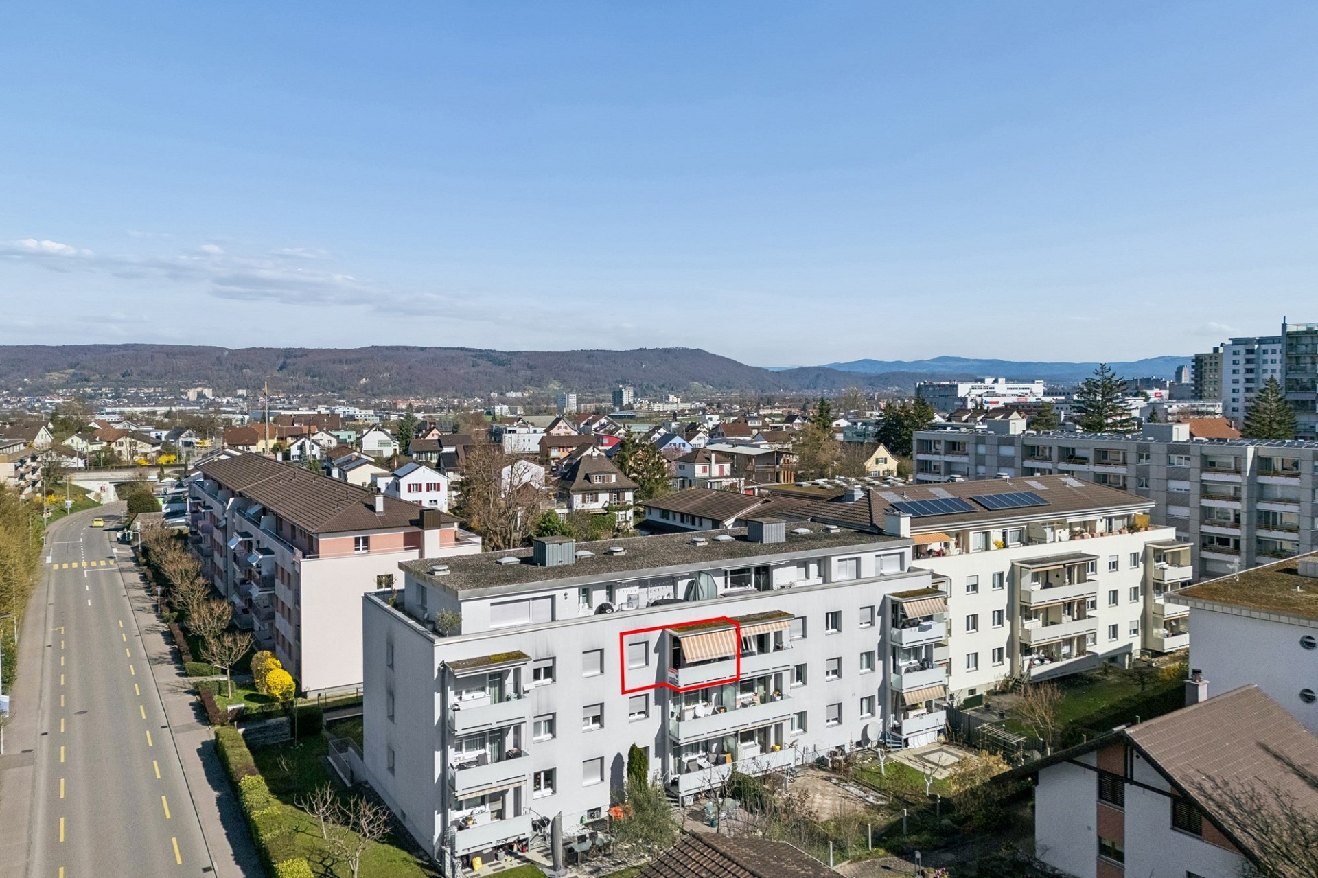 Städtische Luftaufnahme von Wohngebäuden mit Bergpanorama