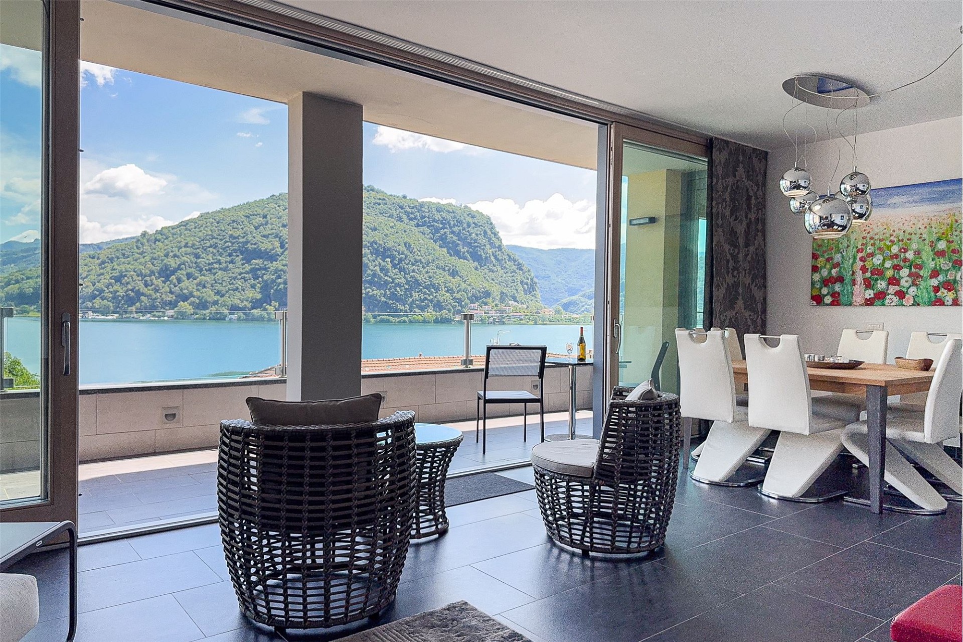 Essbereich mit Seeblick