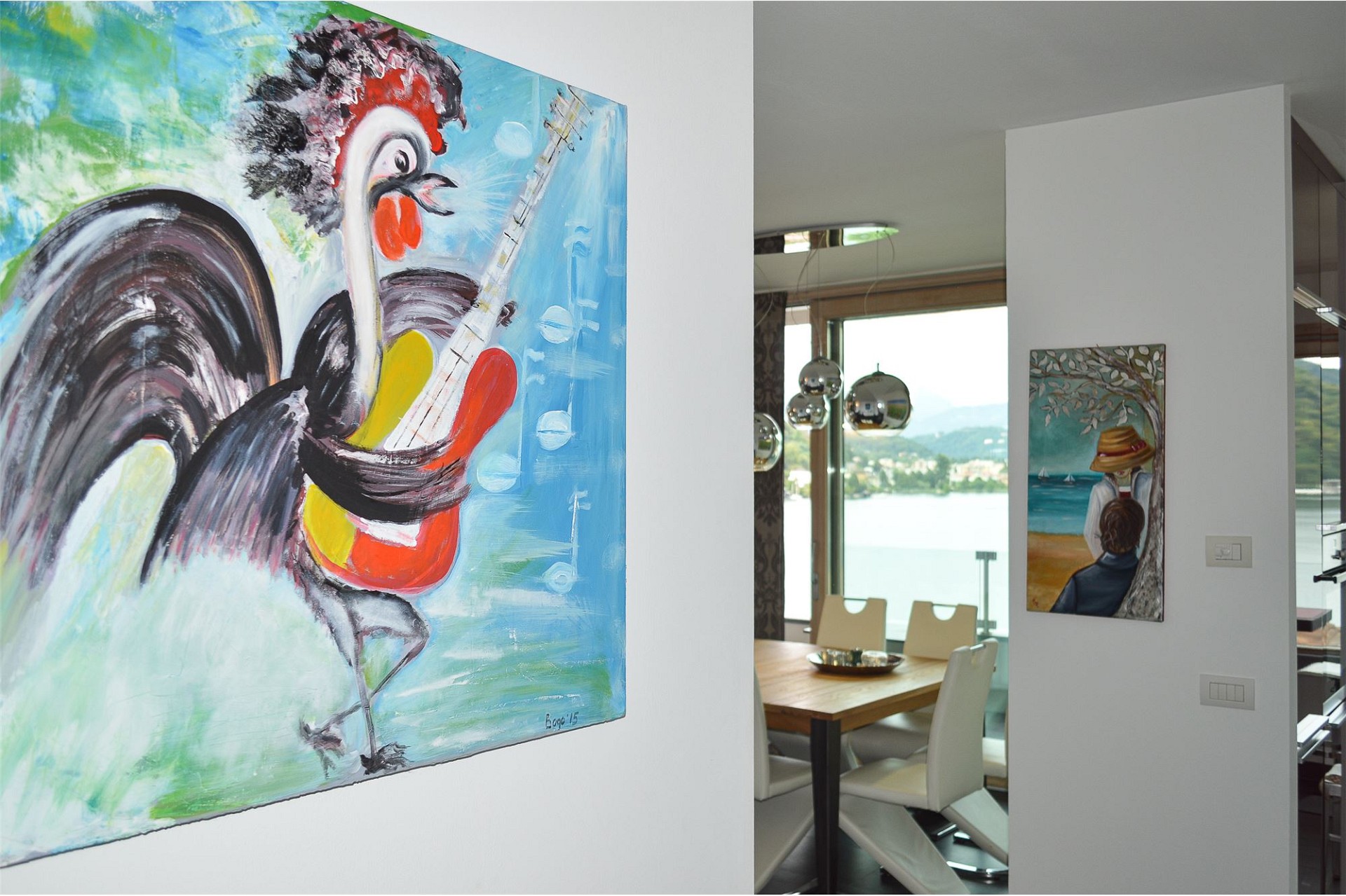 Moderner Wohn- und Essbereich mit Kunst