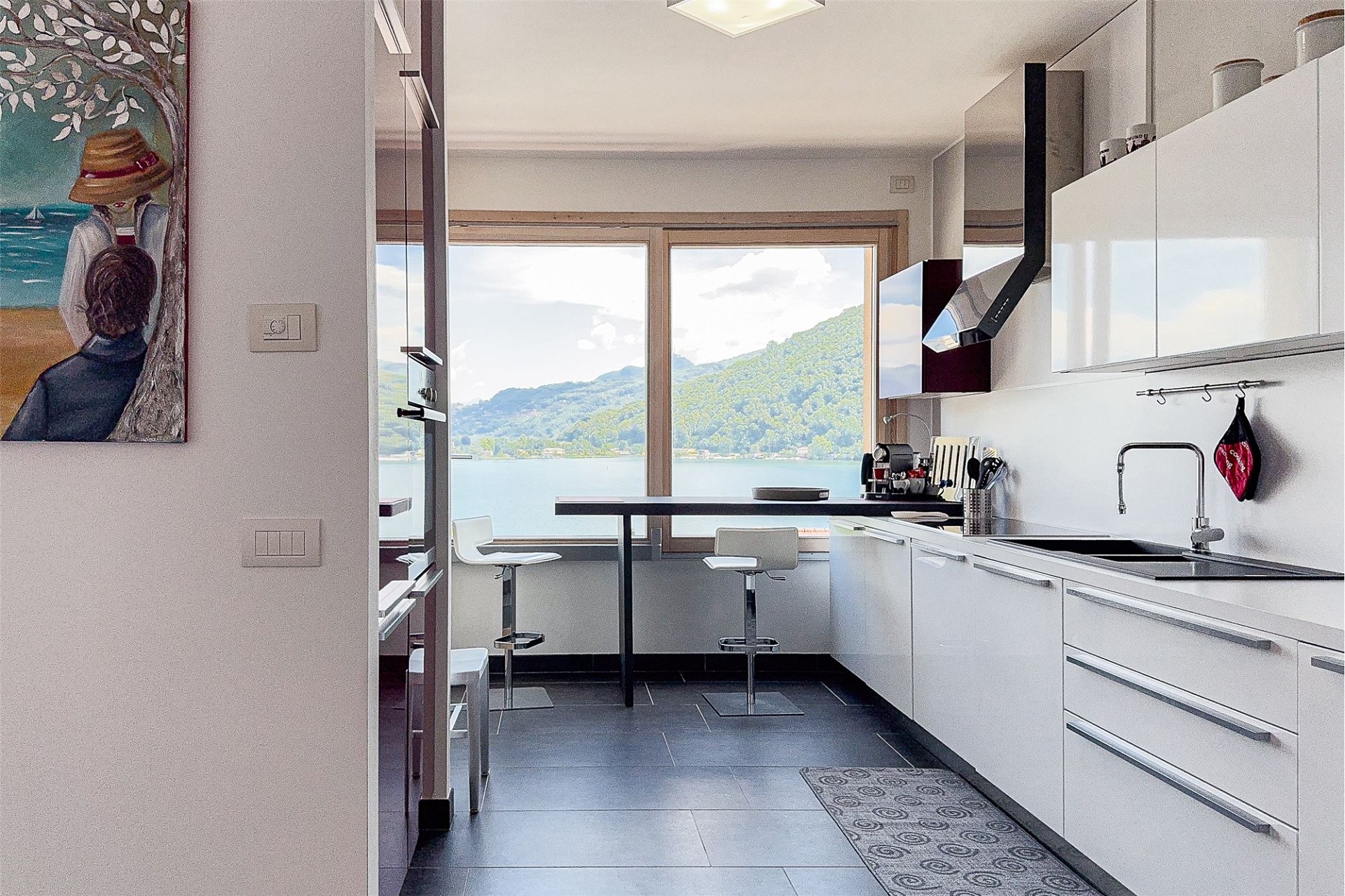 Moderne Küche mit Seeblick