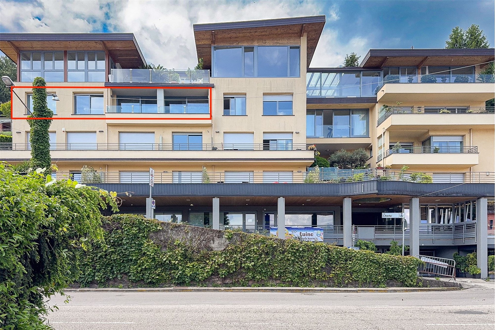 Moderne Wohnanlage mit Terrassen und Balkonen