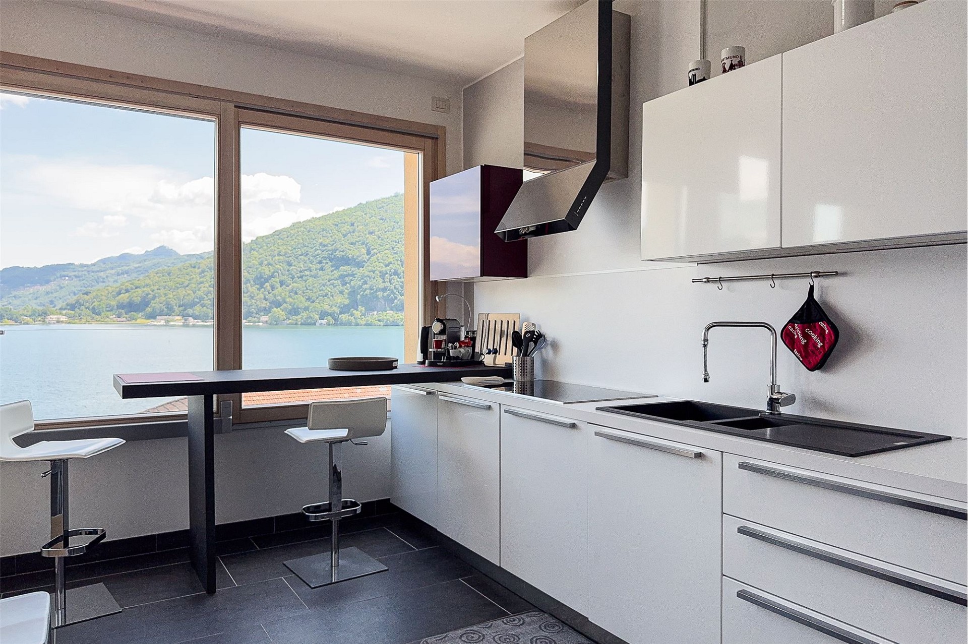 Moderne Küche mit Seeblick
