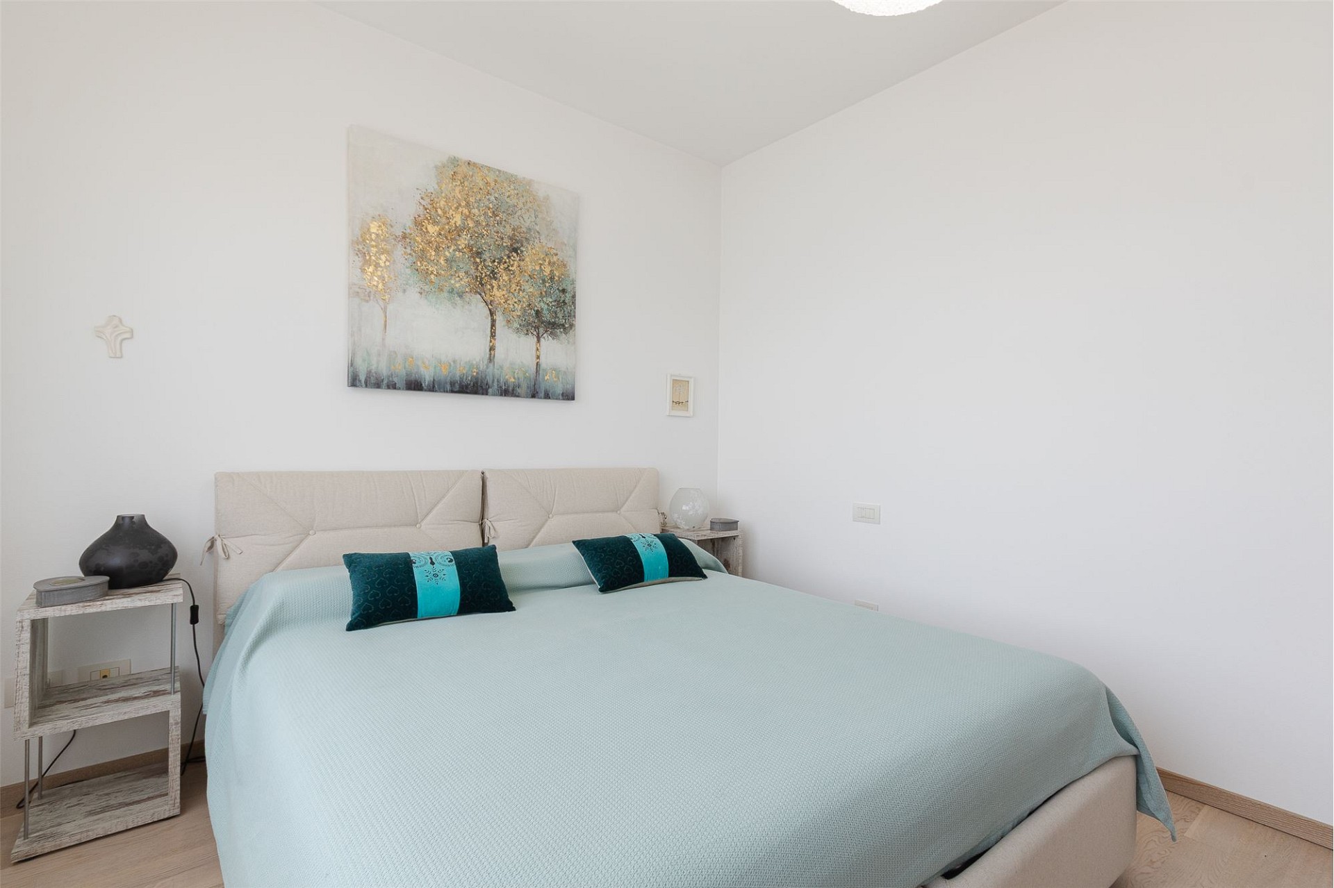 Helles Schlafzimmer mit schlichtem, modernem Ambiente