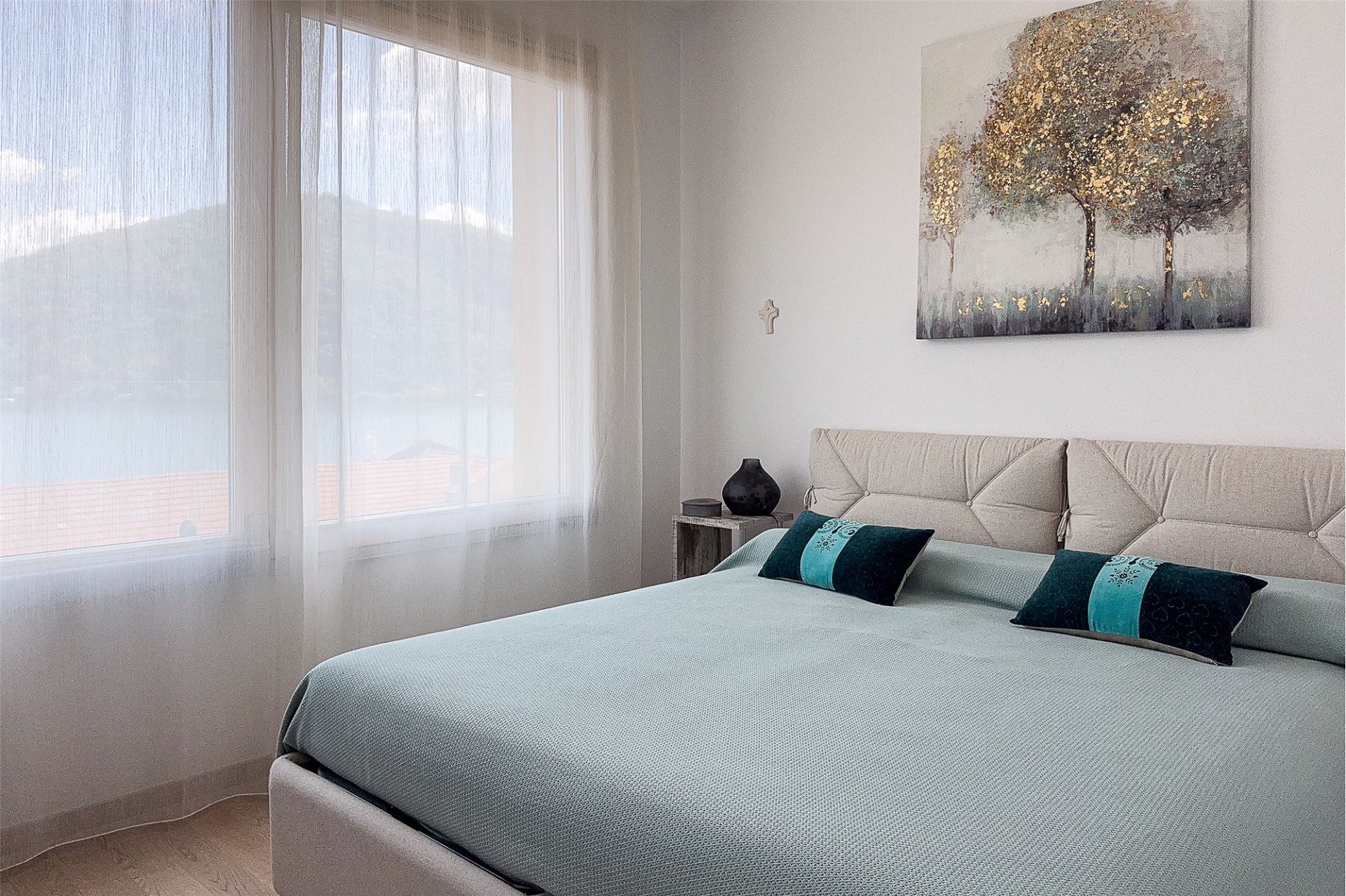Helles Schlafzimmer mit Bergblick