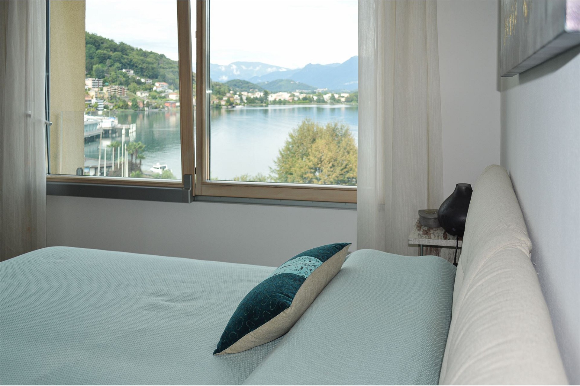 Schlafzimmer mit Seeblick