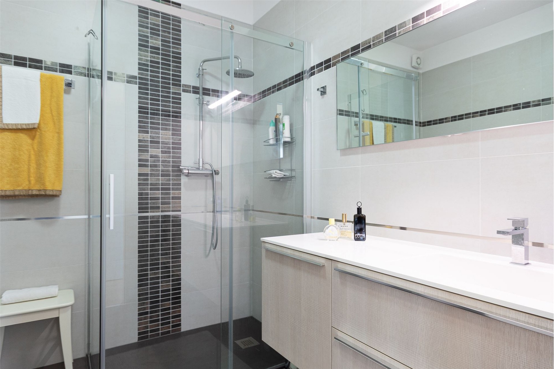 Modernes Badezimmer mit Glasdusche und Waschtisch