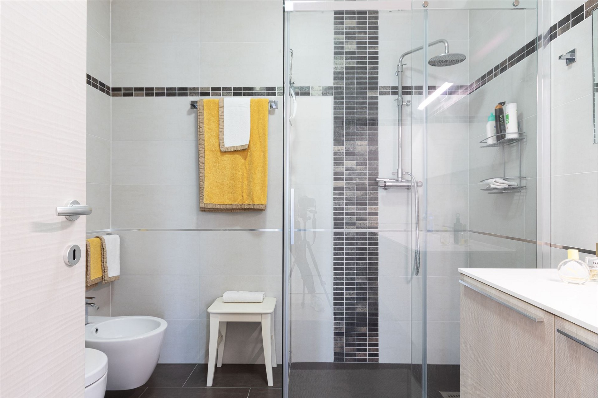 Modernes Badezimmer mit Glasdusche