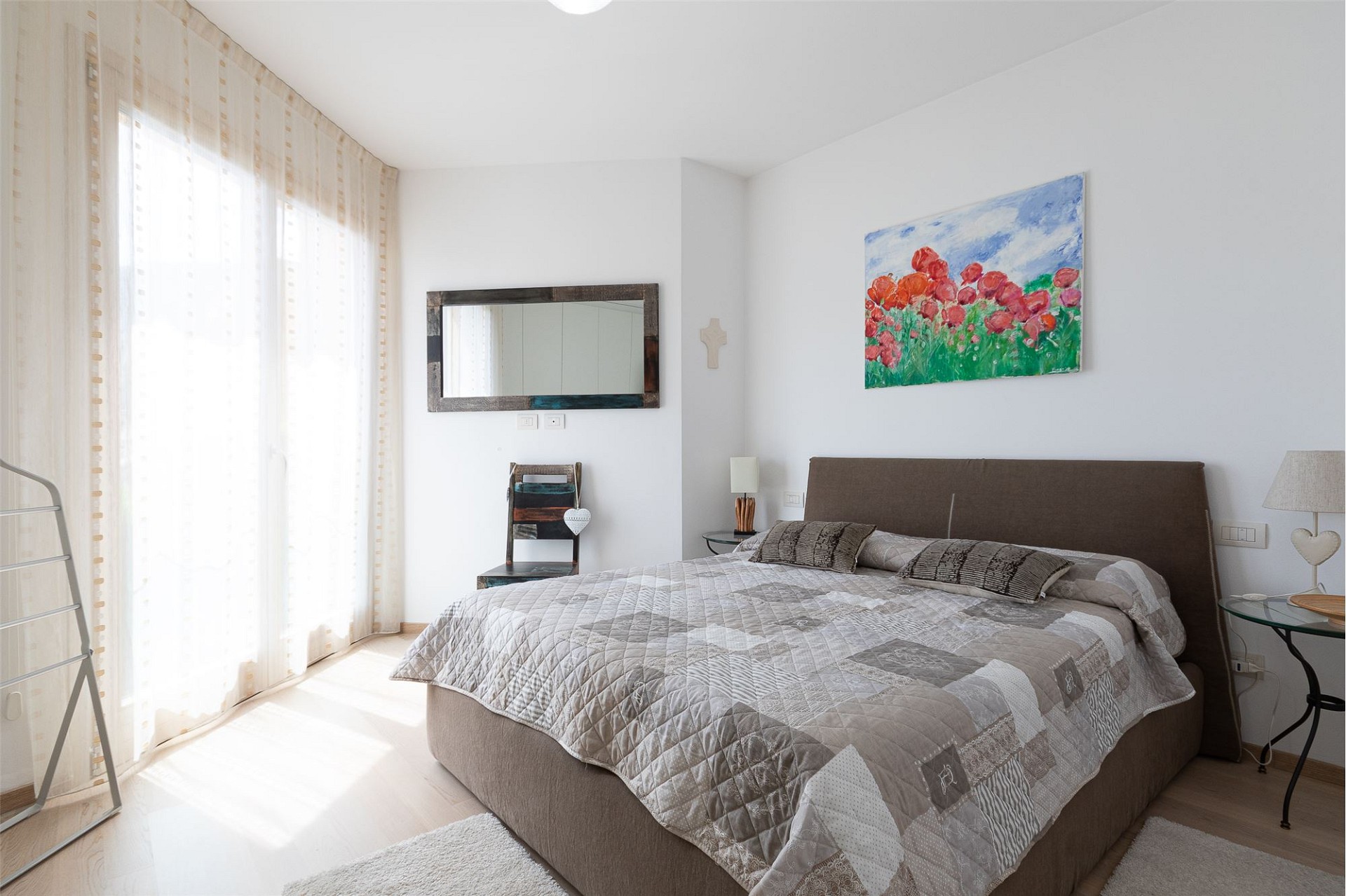 Helles Schlafzimmer mit Doppelbett
