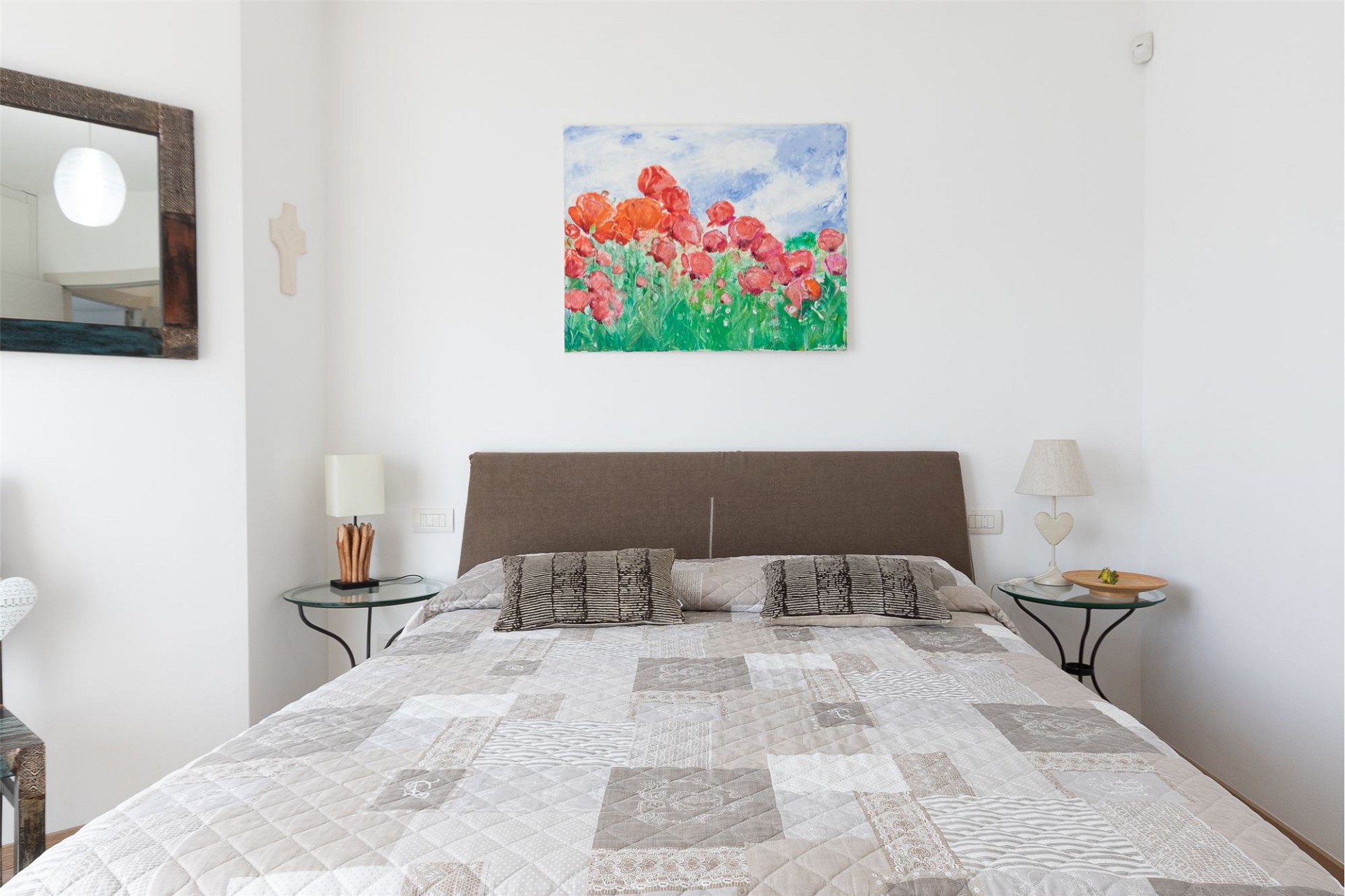 Helles Schlafzimmer mit Doppelbett