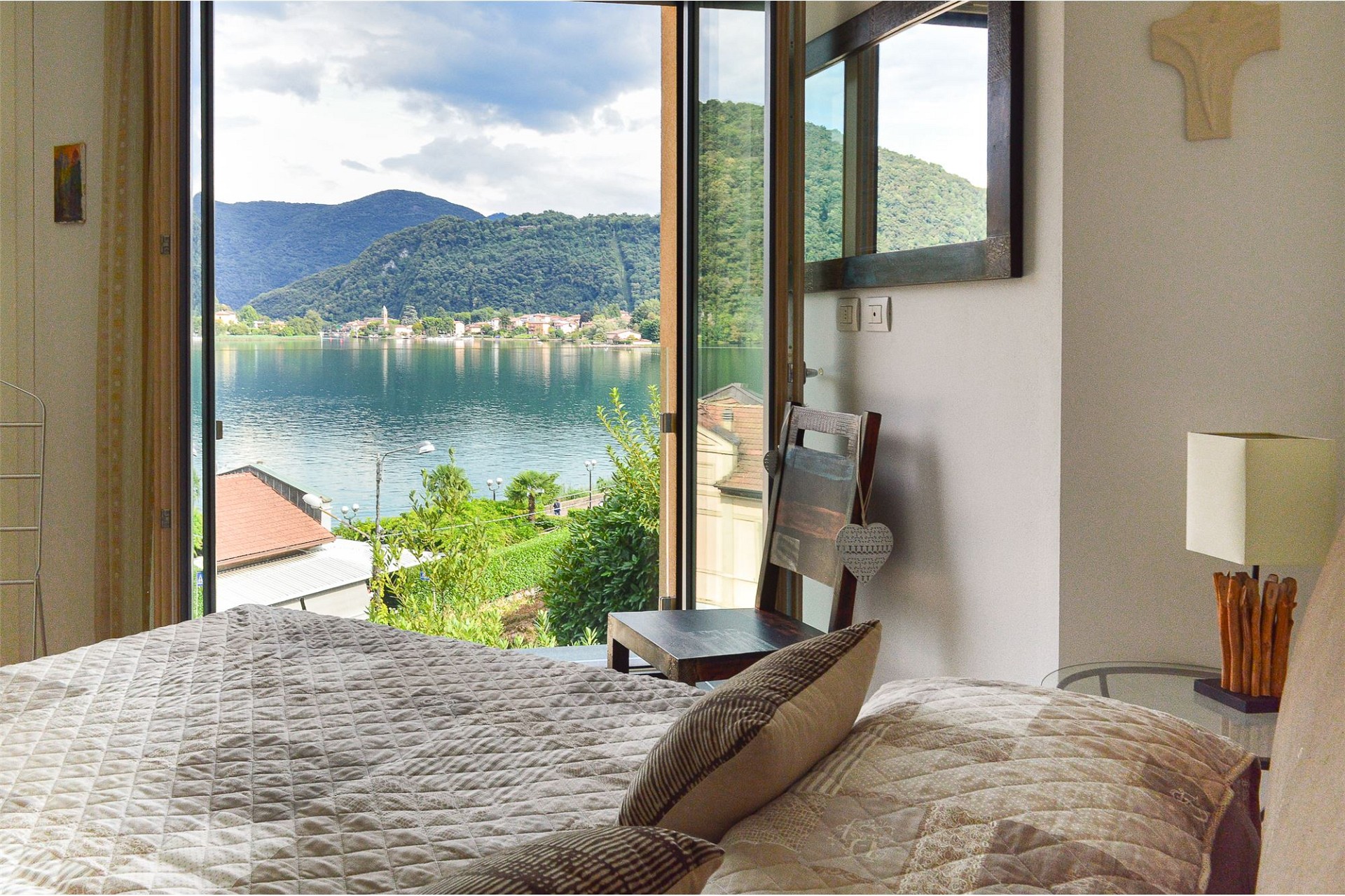 Schlafzimmer mit Seeblick
