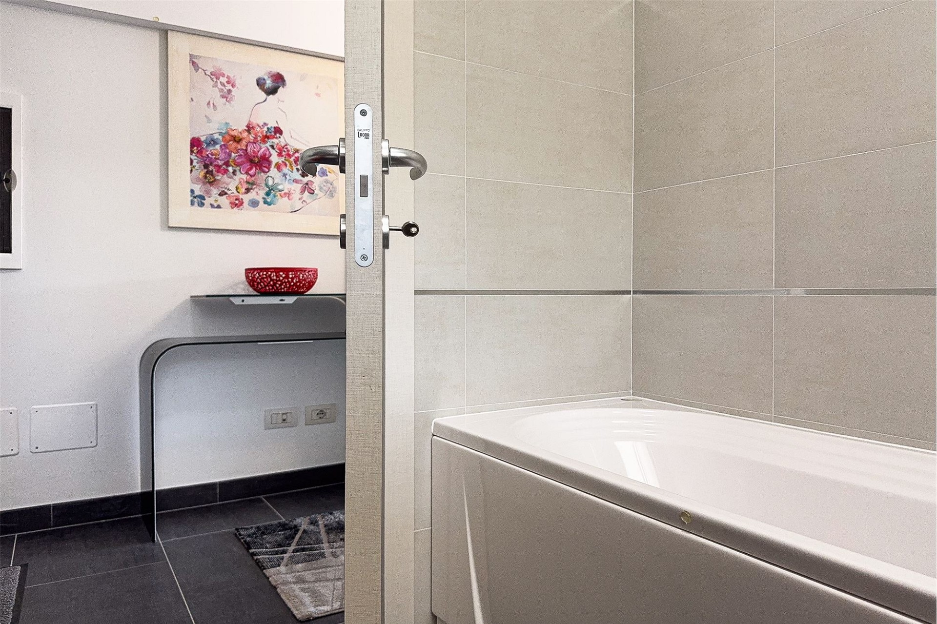 Modernes Badezimmer mit Badewanne