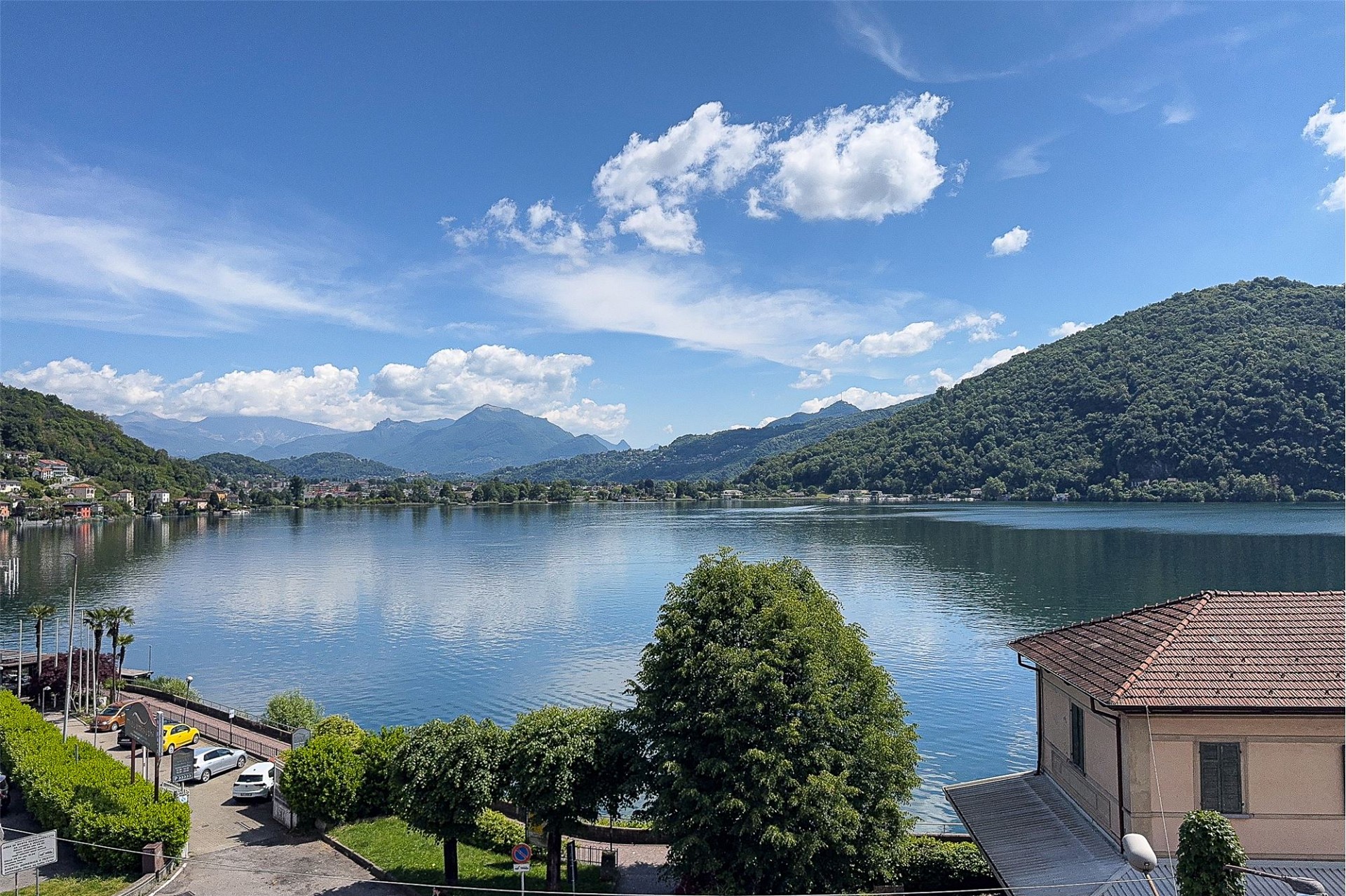 Seeblick mit Bergen