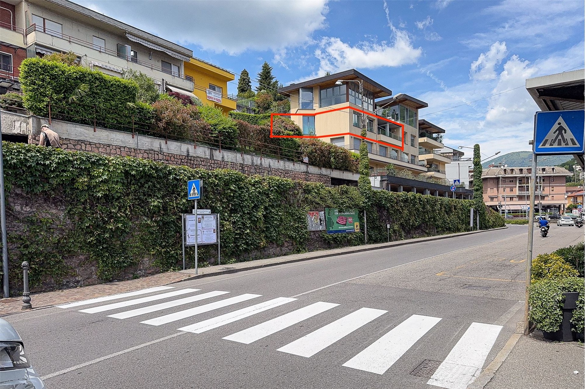 Straßenansicht eines terrassenförmig bebauten Wohngebiets