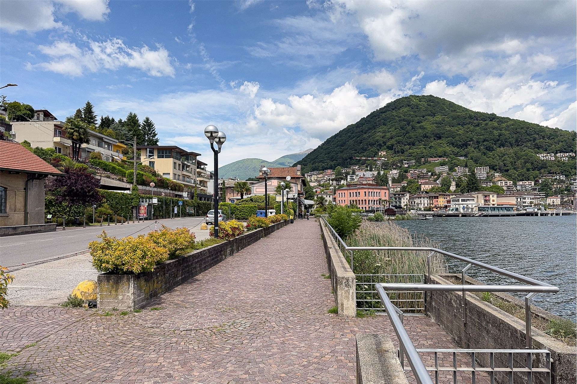 Uferpromenade am See mit Bergkulisse