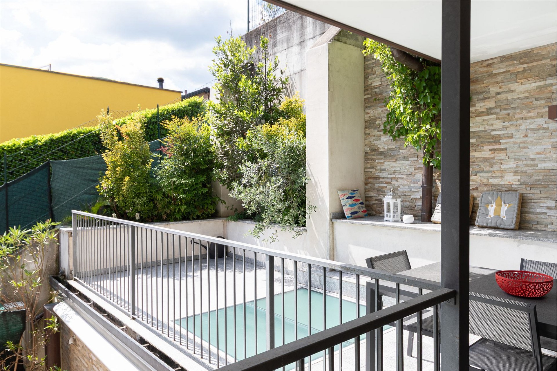 Gemütliche Dachterrasse mit Begrünung und Sitzbereich