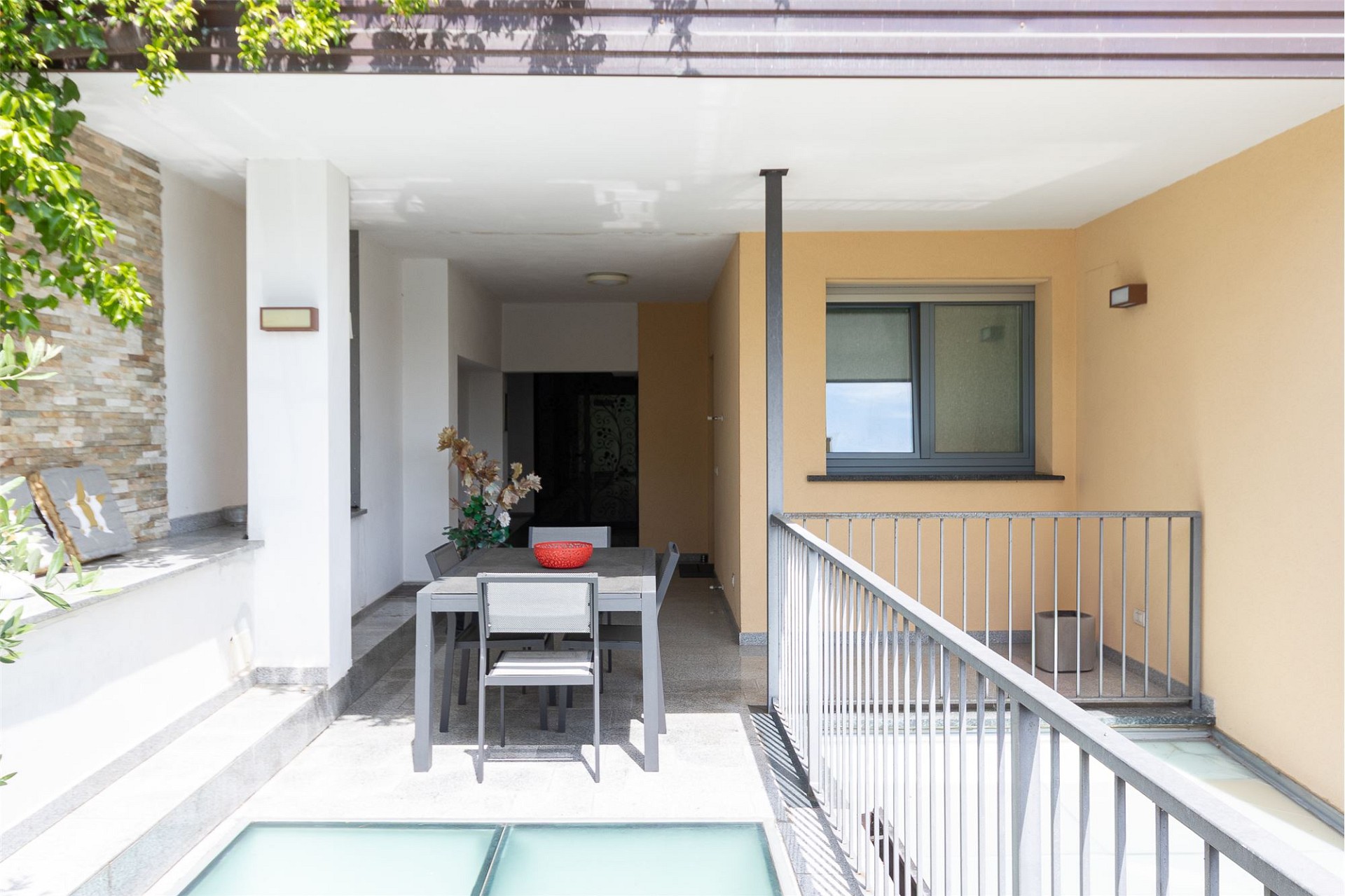 Überdachte Terrasse mit Essbereich