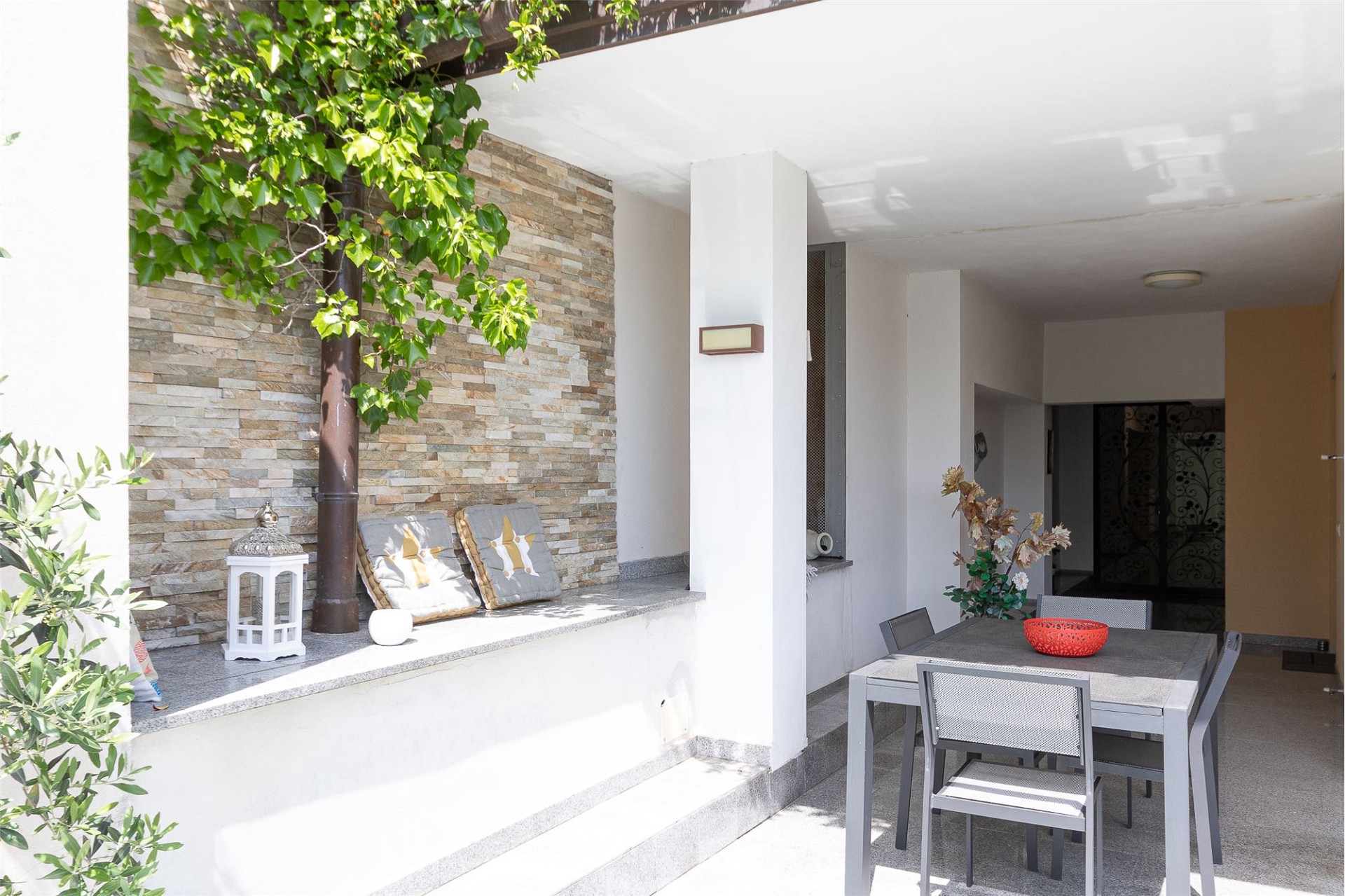 Überdachte Terrasse mit Sitz- und Essbereich