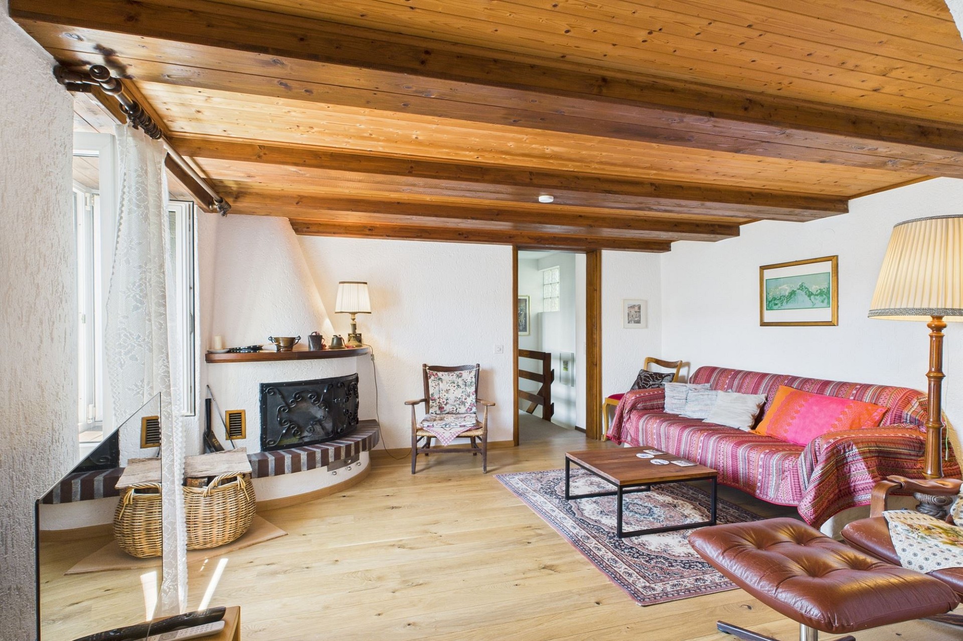 Gemütliches Wohnzimmer mit Holzbalkendecke