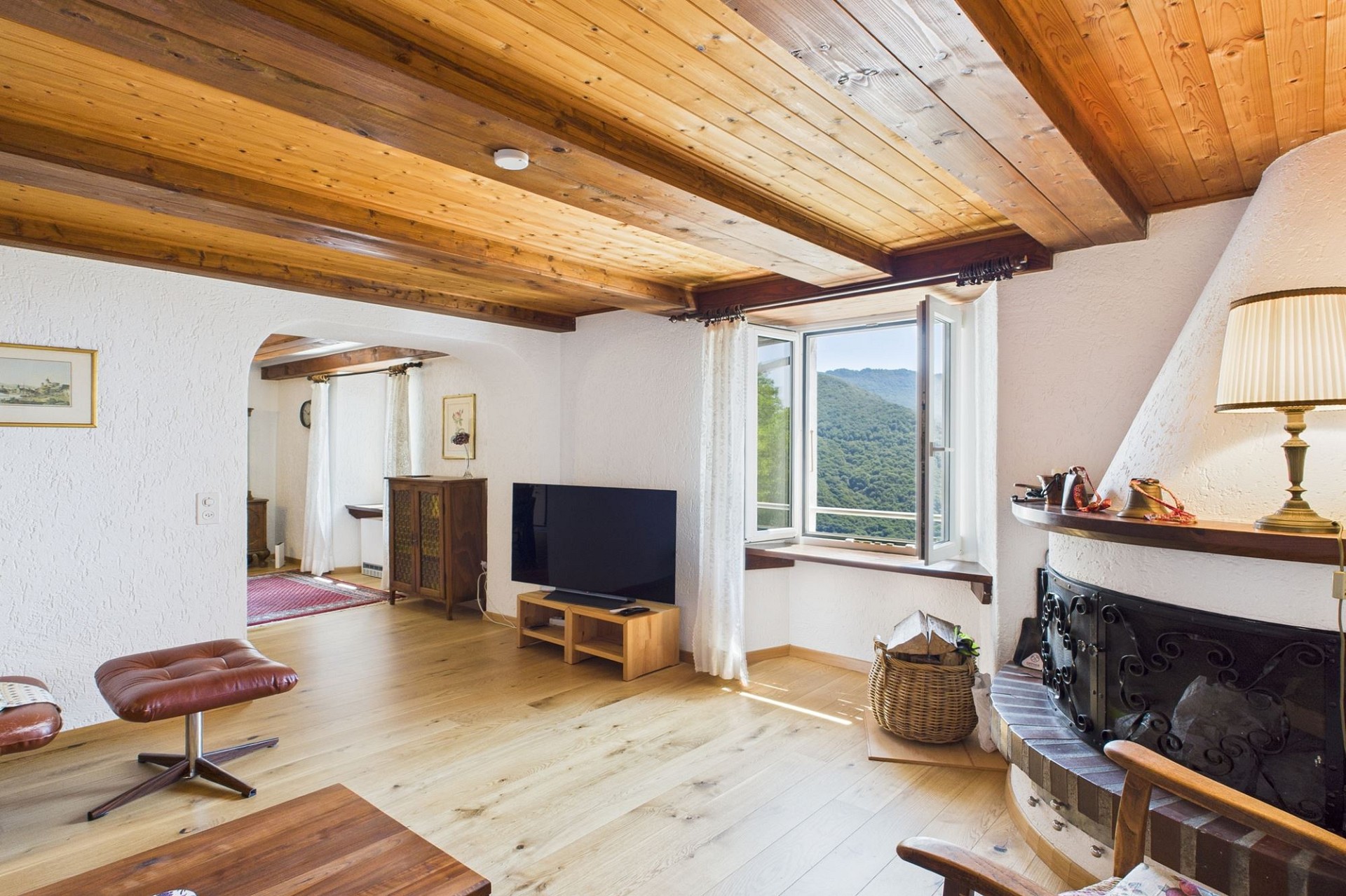 Gemütliches Wohnzimmer mit Bergblick