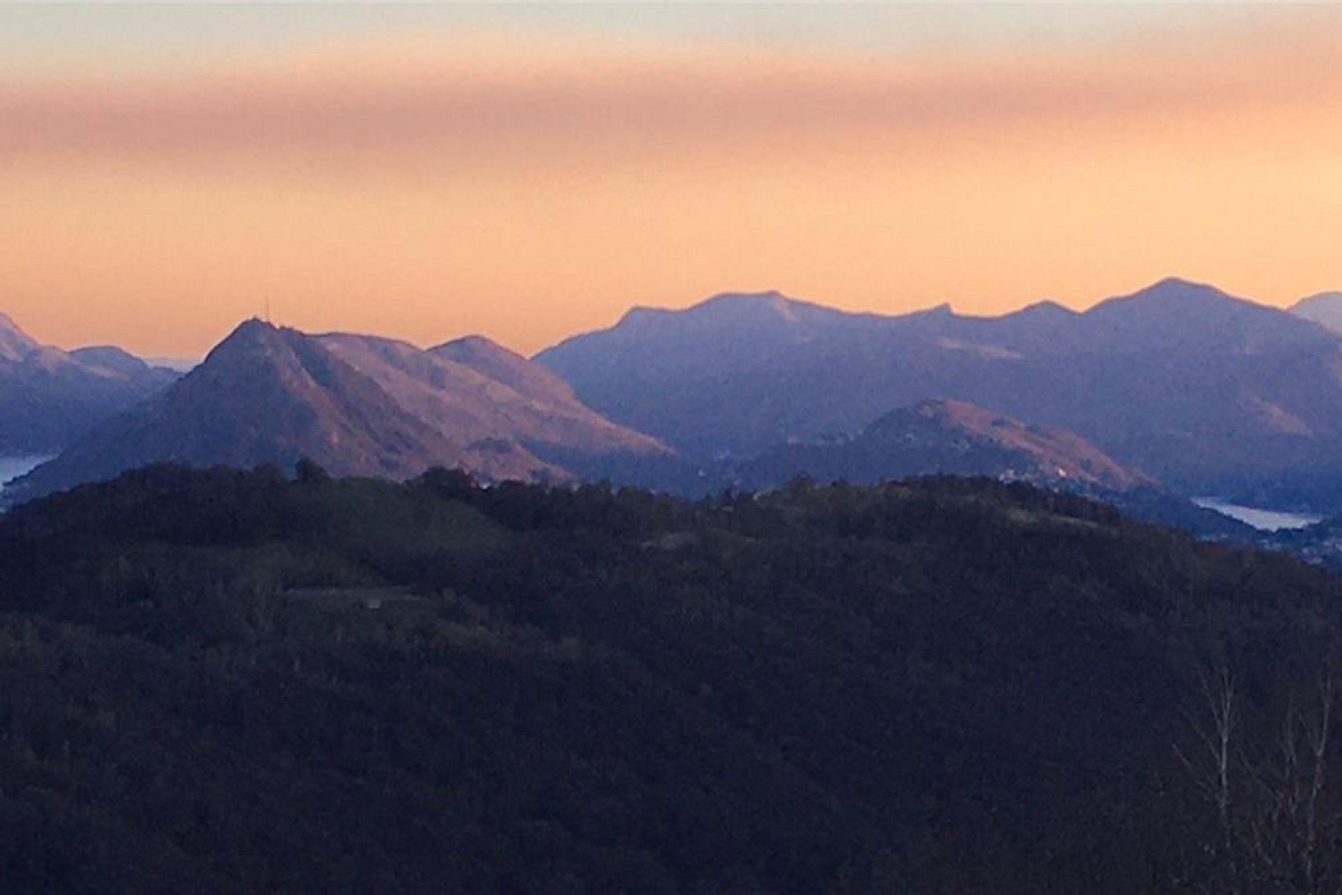 Berglandschaft bei Sonnenuntergang